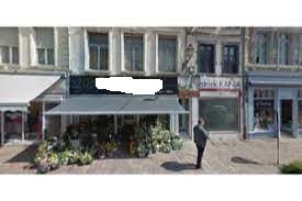 Cause retraite vends fonds artisanal en fleuristerie et décoration situé en centre-ville sur l’agglomération de Saint-Omer. Sur axe passant avec stationnement à proximité immédiate. Belle notoriété et renommée depuis 1985. 
Pas de salarié à reprendre.
Les locaux se composent d’un magasin d’une surface de 120m² ; d’un atelier réserve de 30m². Loyer 800 euros/mois.
Le chiffre d’affaires réalisé sur les 3 dernières années avoisine les 400 000 euros HT. Membre Interflora. La clientèle est locale et régionale. Possibilité de développement via la communication numérique inexistante à ce jour.
Le fonds est vendu en même temps que l’habitation.
Accompagnement possible du repreneur par le cédant 3 mois.
Profil fleuriste idéalement