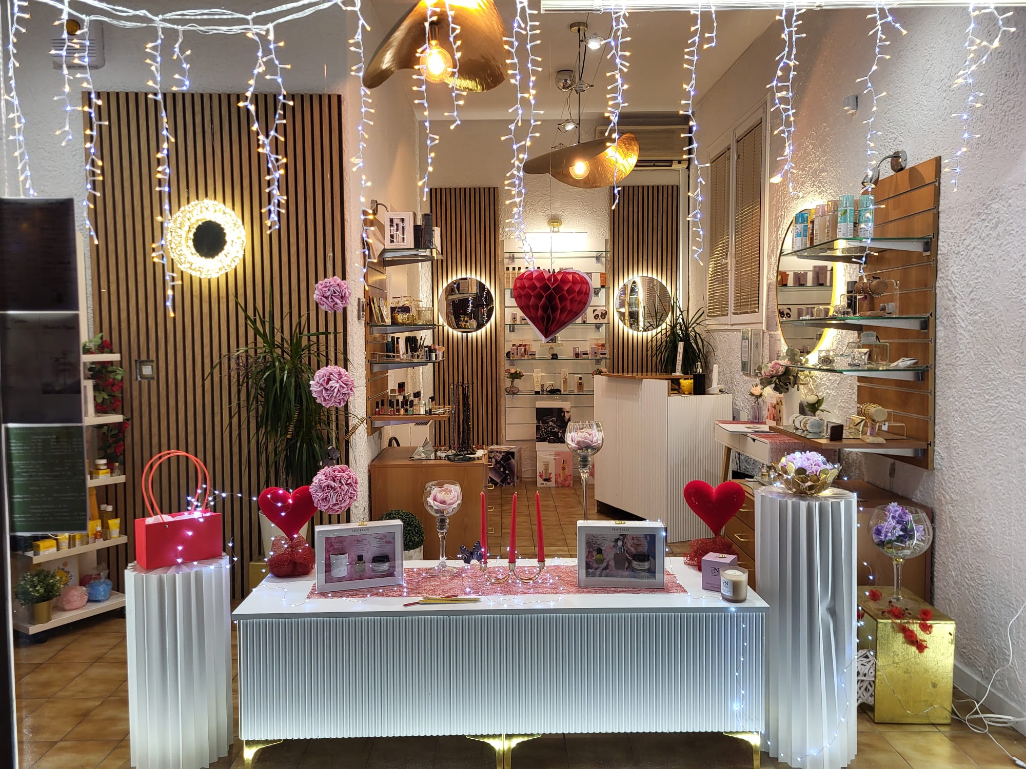 A vendre 65 000 euros un magnifique Institut de beauté de 84 m2 avec places de parking. Belle clientèle fidèle Roquefort, Rouret, La Colle sur Loup, Villeneuve Loubet, Cagnes sur Mer, Biot, Valbonne, Sophia Antipolis. Surface : 84 m2 6 pièces comprenant 3 salles de soins Loyer 1 450 euros par mois charges comprises Stationnement gratuit, parking.