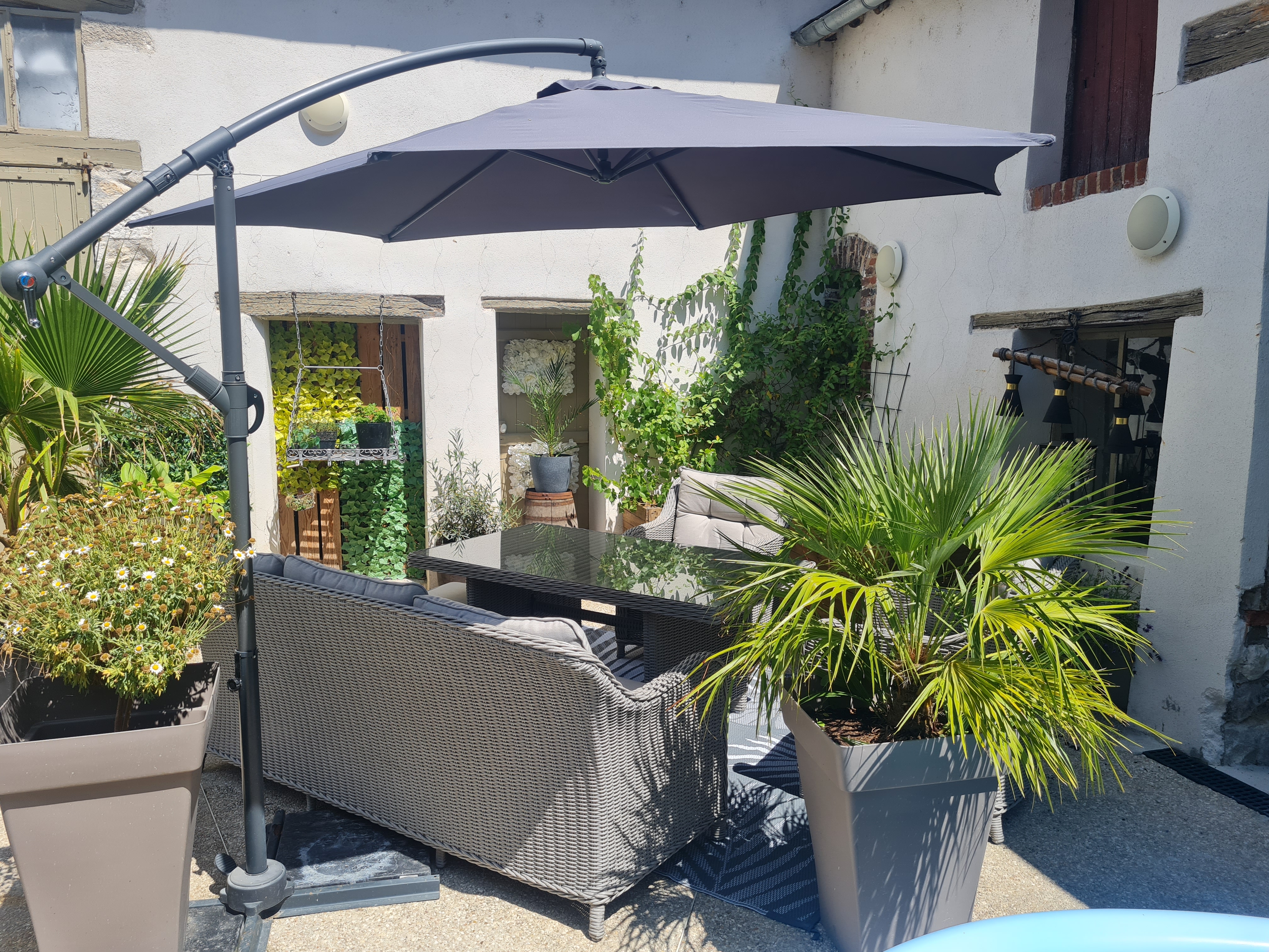 Vend fond de commerce restaurant situé dans un jolie village de 2200 habitants 
Logement inclus
Bail 3/6/9 avec la mairie 
Capacité du restaurant 30 couverts grange ,réserve .
Possibilité de terrasse à l'arrière 
Du restaurant en accord avec la mairie 
Une partie du matériel est compris dans le bail car elle appartient à la mairie
Le reste du matériel indispensable au démarrage de l activité peut ajouté en partie ou en totalité au fond de commerce à définir ensemble