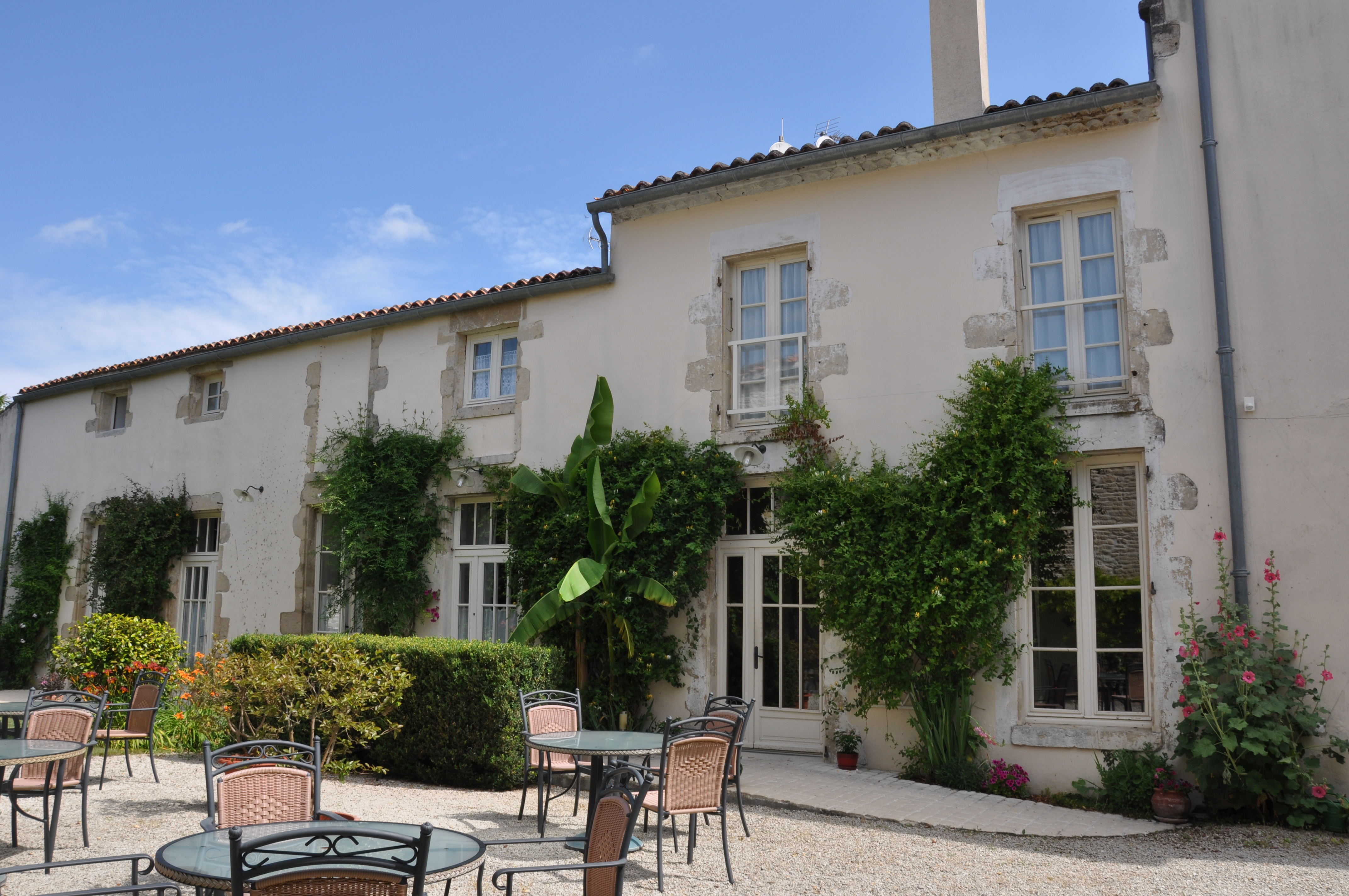À VENDRE – Hôtel de Charme 3* – Charente Maritime, France
Authenticité & Rentabilité au cœur d’un village typique charentais
Nous vous proposons un bien d’exception : un ancien corps de ferme du XVIIIe siècle entièrement rénové en hôtel 3 étoiles en 2001, classé « Hôtel de charme pierre et bois ». D’une surface de 750 m², avec dépendances, cet établissement conjugue authenticité, confort et fort potentiel touristique.
Situation géographique privilégiée :
À 8 km du château de Dampierre-sur-Boutonne
11 km de l'Asinerie du Baudet du Poitou
35 km de Saintes, 60 km de La Rochelle
En plein centre d’un village dynamique, avec commerces et restaurants accessibles à pied
Hébergement & équipements :
- 10 chambres élégantes ( minimum 18 m²)-dont une suite familiale 35m² avec un décor champêtre. Chaque chambre est équipée de sa propre salle de bain-douche.
- Wi-Fi, TV écran plat, petit salon, accès jardin, poutres en bois d’époque
- Salon d’accueil, salle à manger rustique avec murs en pierres apparentes, poutres anciennes et cheminées (non utilisées)
Bar en service de 16h à 21h
- Jardin de 230 m² : espace restauration extérieur, salon de jardin, ambiance paisible
- Espace privé de 70 m² pour les propriétaires : Cuisine équipée ouverte sur salon/salle à manger, 1 grande chambre-mezzanine, un bureau (possible en chambre), un grand dressing et salle de bain-douche

Données financières :
Licence IV incluse
CA projeté 2025 : 156 000 €
Opportunité idéale pour professionnels de l’hôtellerie ou porteurs de projet en reconversion cherchant un cadre de vie agréable et un outil de travail opérationnel avec une clientèle fidélisée.
Prix : 195 000€ Fond de commerce (licence IV incluse) + 800 000€ Murs – Ensemble indissociable
Merci de nous contacter par mail . Un apport de 25% de la somme globale sera demandé.