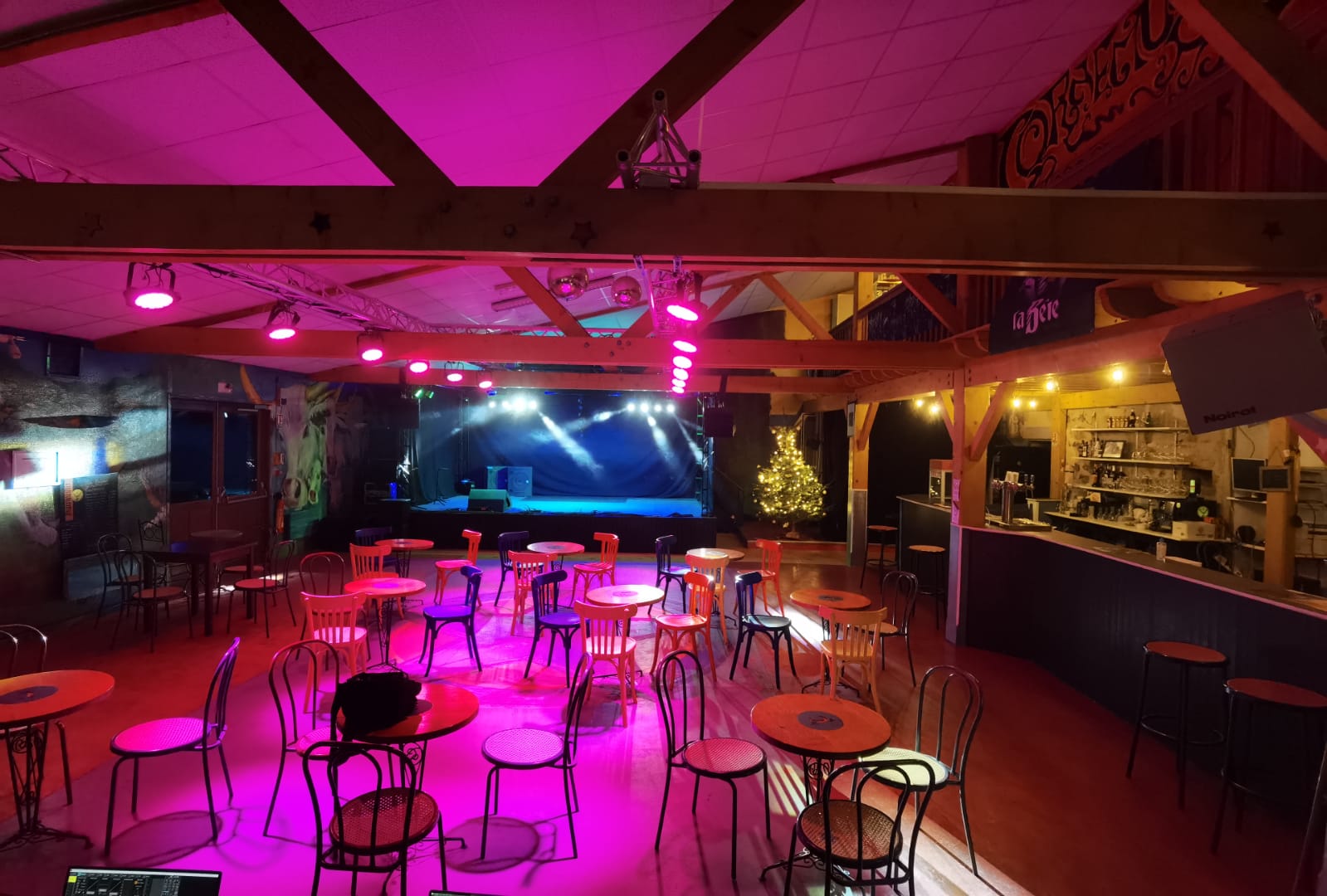 A vendre Bar, restaurant, salle de spectacle à Arleuf (58), Parc naturel régional du Morvan

Cet ensemble immobilier exposé plein sud se distingue par son vaste bâtiment réparti sur quatre niveaux principaux, totalisant plus de 380 m² d’espaces professionnels et plus de 300 m² de surfaces aménagées supplémentaires, le tout sur un terrain d’environ 2 000 m² (cadastre).

- Au rez-de-chaussée, une petite terrasse au bord de la route précède un bar de 78 m² équipé d’une cuisine professionnelle, ainsi qu’une salle de restaurant de 49 m². Ce niveau comprend également une salle pour le personnel, des sanitaires et un palier menant à la salle de concerts et à la terrasse extérieure.
- Au rez-de-jardin, une salle de spectacle de 190 m² avec bar, scène, cave, chaufferie et sanitaires publics. À l’extérieur, une terrasse supplémentaire a été aménagée, agrémentée d’un jeu de quilles.
- Au premier étage, un logement de type appartement propose deux chambres, une salle de bain, une cuisine ouverte sur salon, un WC indépendant et deux bureaux. 
- Au deuxième étage, plusieurs chambres à remettre au goût du jour sont disponibles, accompagnées d’une salle de bain et d’un WC sur le palier, offrant de nombreuses possibilités d’aménagement.

Aucun matériel ni objet mobilier.
Bâtiment principal au fioul, salle de spectacle avec chauffage électrique ; électricité remise aux normes ; besoin de rafraichissement sur le bâtiment à prévoir (isolation, fenêtres)
Prix de vente murs et/ou du fonds 230 000€
Le contact : Marine HAJDUK  – contact@lecornemuse.com