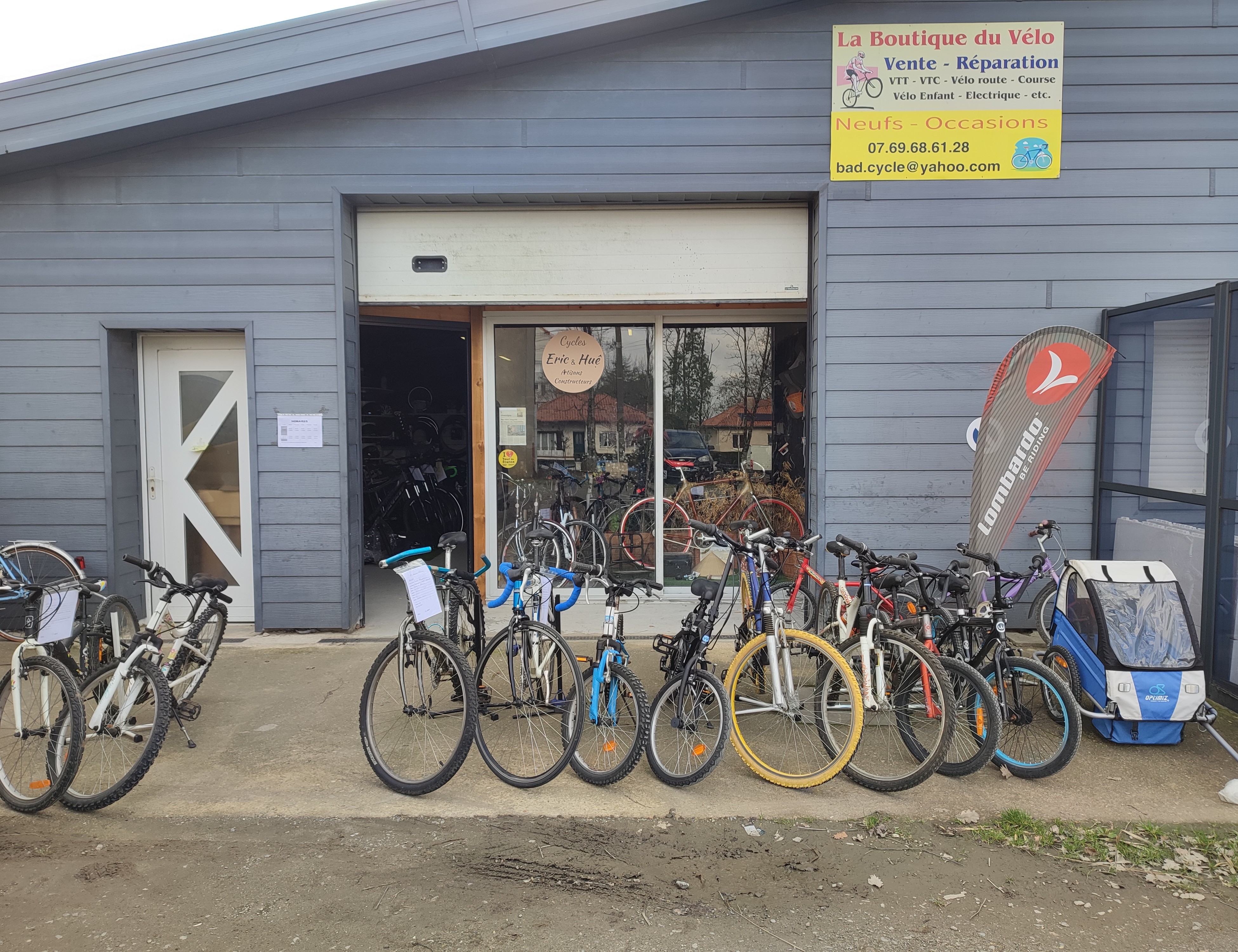 Magasin de vente et réparation de cycles.
L'activité se situe dans un village de 7800 habitants et la zone de chalandise est d'environ 23000 habitants. C'est le seul magasin de cycles à l'est de la Vienne.
Chauvigny est un village très touristique, la cité médiévale et les 5 châteaux attirent de très nombreux touristes. La vélo route scandiberique traverse la cité.
La boutique existe depuis octobre 2017.
Suite à des problèmes d'inondation répétées dans le local, il faut déménager l'activité dans un nouveau local. 2 locaux sont aptes à recevoir la boutique.
Suite à mon mariage au Vietnam, j'ai décidé de partir m'installer dans ce pays.
Le fond de commerce est à 1€.
L'inventaire pour: l'agencement, l'outillage, les vélos neufs et occasions, les pièces détachées et les équipements sera fait pour la vente. Le prix total doit se situer entre 15000 et 20000€.
Je pourrais aider plusieurs mois le nouvel acquéreur pour lancer l'activité.