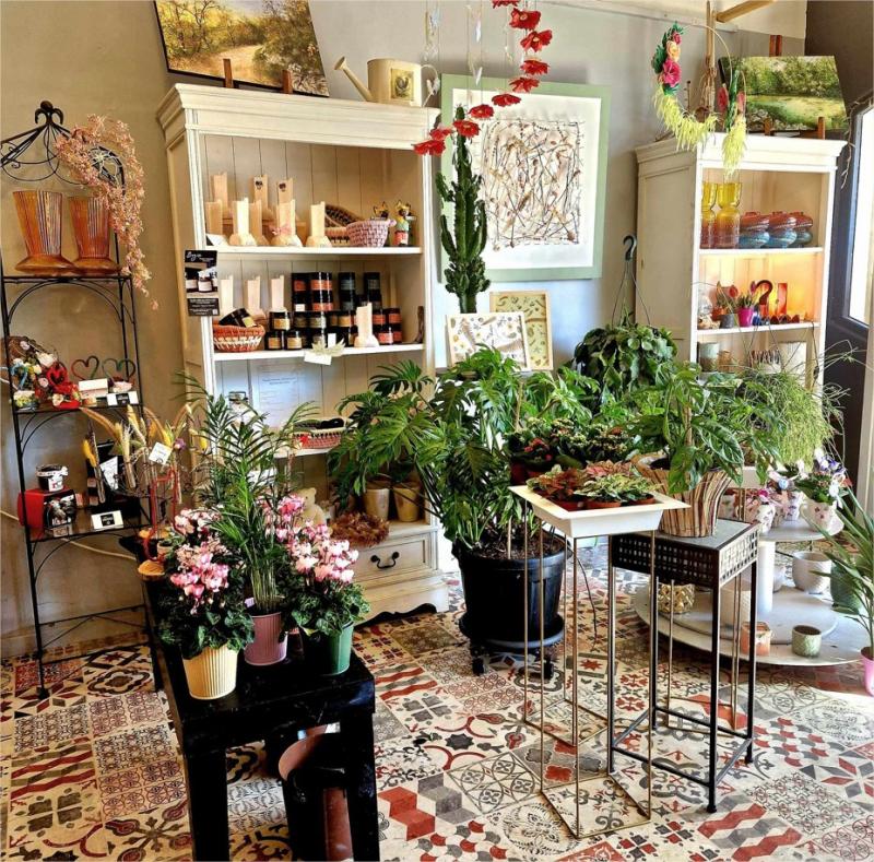 𝐒𝐮𝐢𝐭𝐞 𝐚̀ 𝐮𝐧 𝐝𝐞́𝐬𝐢𝐬𝐭𝐞𝐦𝐞𝐧𝐭 𝐩𝐨𝐮𝐫 𝐫𝐚𝐢𝐬𝐨𝐧 𝐟𝐚𝐦𝐢𝐥𝐢𝐚𝐥𝐞 𝐦𝐚 𝐛𝐨𝐮𝐭𝐢𝐪𝐮𝐞 𝐞𝐬𝐭 𝐭𝐨𝐮𝐣𝐨𝐮𝐫𝐬 𝐚̀ 𝐯𝐞𝐧𝐝𝐫𝐞. 𝐓𝐫𝐞̀𝐬 𝐛𝐨𝐧𝐧𝐞 𝐚𝐟𝐟𝐚𝐢𝐫𝐞!

MONTCUQ (46800)

Après des années de passion et de dévouement, je m'apprête à prendre ma retraite et à passer le flambeau de ma boutique de fleurs.

Cède fonds de commerce fleuriste, établi depuis 2006. Bénéficiant d'une excellente réputation, ce commerce bénéficie d'une clientèle fidèle et d'un emplacement stratégique sur un axe passant sur la commune de Montcuq (46)

Le local sur 60 m², avec une mezzanine de 20 m² offrant un espace supplémentaire pour l'exposition de produits ou le stockage est en parfait état et dispose d'un parking facilitant l'accès. Le matériel entretenu permet une reprise clé en main.

Activité fiabilisée qui assure un chiffre d’affaire stable depuis plusieurs années. L’exploitation est porté par la seule gérante.

Une opportunité idéale pour reprendre une entreprise saine, où vous pourrez exprimer votre savoir-faire et votre créativité.

Le fonds est cédé sans aucun contrat salarié en cours

Accompagnement possible par la cédante, par la Chambre des Commerces et de L'Industrie et par la Chambre des Métiers et de l'Artisanat.

Amis(es) fleuristes, si vous vous voulez changer d'air, ouvrir une seconde boutique, vous êtes salariés (ées) et vous voulez voler de vos propres ailes, ma boutique est la vôtre.
Prix très intéressant à débattre
Pour plus de renseignements veuillez me contacter

Téléphone : 0565229641 ou 0685157976