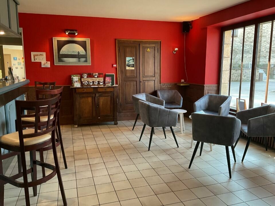 Situé dans une commune dynamique de 1 340 habitants, à mi-chemin entre Rennes et Vannes, cet établissement bénéficie d'un environnement attractif avec de nombreux commerces de proximité (bar-tabac, boulangerie, supermarché...) et services essentiels (pharmacie, maison de santé, poste, écoles...). Une médiathèque est en construction (ouverture prévue en mars 2026), elle comprendra un amphithéâtre et une salle de conférence.

Reprise d'activité pour cause de départ à la retraite. L'hôtel-restaurant est actuellement en activité, ouvert à l'année. La vente comprend :
- Le fonds de commerce et les murs,
- Le matériel professionnel,
- La licence IV,
- Un portefeuille client fidèle.

Conforme aux normes en vigueur, le dernier contrôle de sécurité date d'avril 2024. L'établissement est bien entretenu, par exemple les chambres sont refaites tous les 6 ans.

L'établissement comprend 9 chambres tout confort avec salles de bain et WC privatifs (partie hôtelière), un appartement avec 1 chambre, idéal en logement de fonction ou pour un projet d'hébergement complémentaire. Un grenier attenant à l'appartement peut être aménagé.
Anciennement classé 3 étoiles (jusqu'en 2024) : le classement n'a pas été renouvelé pour laisser au futur propriétaire toute liberté de choix.
Côté restauration : capacité de minimum 70 couverts, possibilité de couper la salle en 3 espaces séparés, cuisine professionnelle équipée, bar avec licence IV.

Prix de vente : 300 000€
Fonds de commerce 50 000 € et murs 250 000 € (murs indissociables du fonds)

Le prix inclut un permis de construire valide et des plans établis par un architecte, permettant de transformer l'hôtel en appartements.