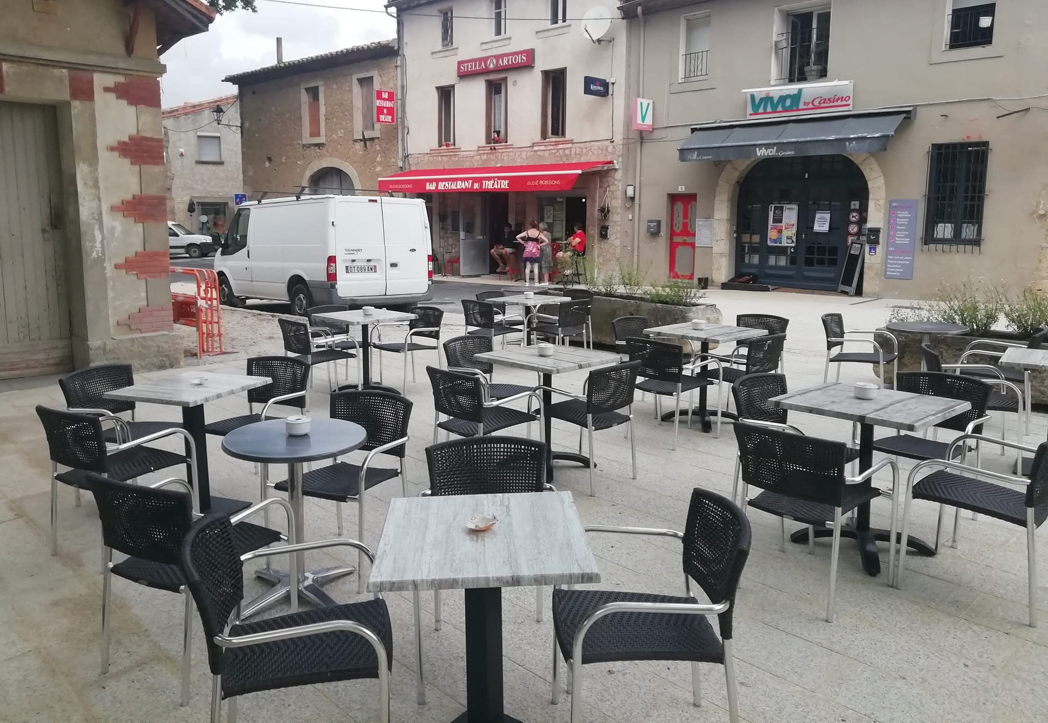vends cause retraite, bar restaurant licence IV situé au coeur du village, sur la route touristique des corbières.
salle de restaurant 30 places + terrasse 40 places face au jardin public.

Equipement cuisine : bain marie, friteuse 2 bacs, piano 4 feux + four à gaz, plancha, petite friteuse (poisson) , robot multi fonctions, four électrique, micro ondes, lave vaisselle PRO, plonge et une chambre froide 5 M2.

Appartement au  dessus : grande pièce à vivre, 2 chambres, salle de bain avec WC + au 2ème étage une chambre et une réserve.
LOYER  : 1108 eu ros (impôt foncier inclus)