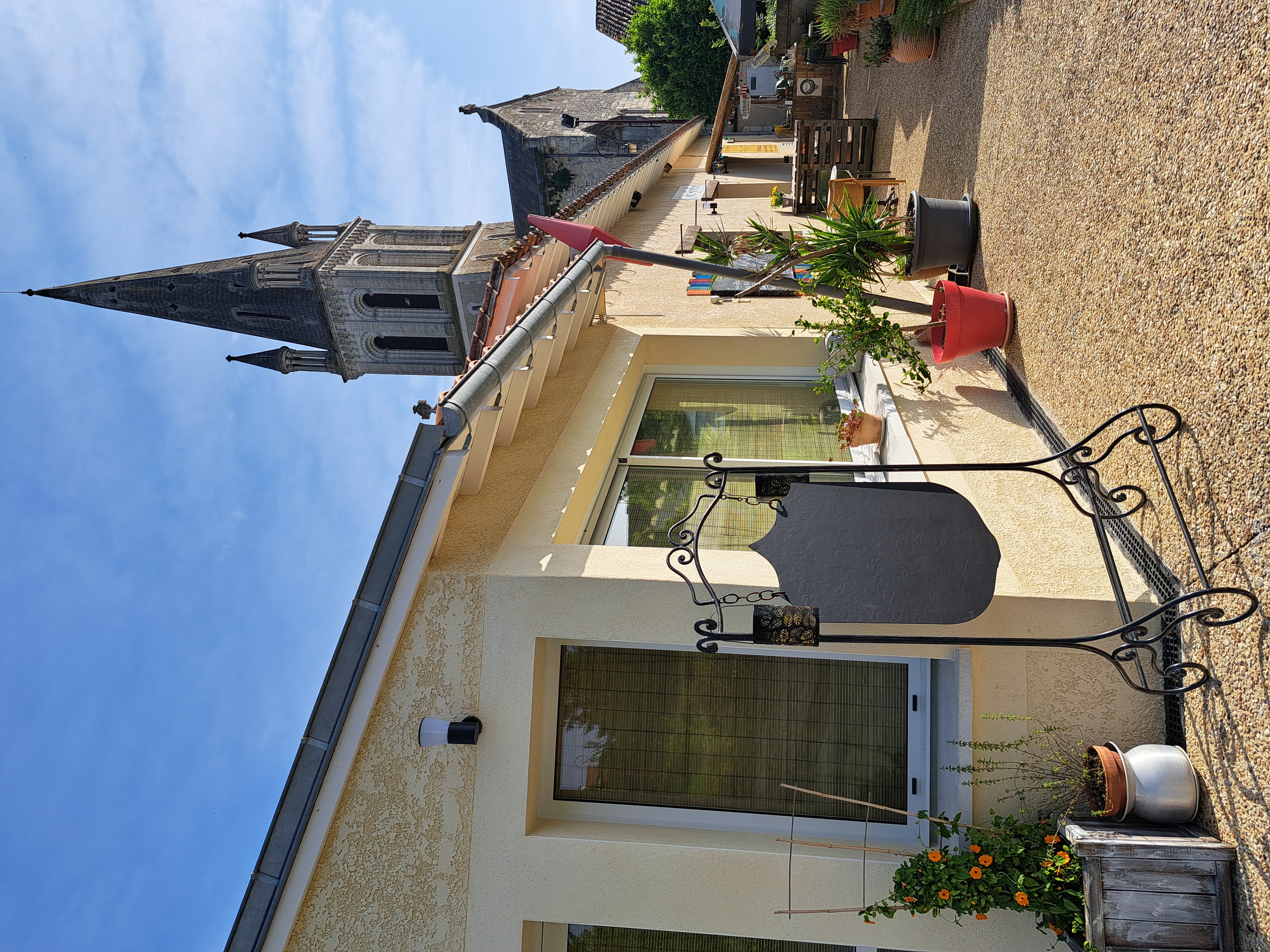 Situé dans un petit village de Dordogne. 
Très belle affaire avec un potentiel de développement