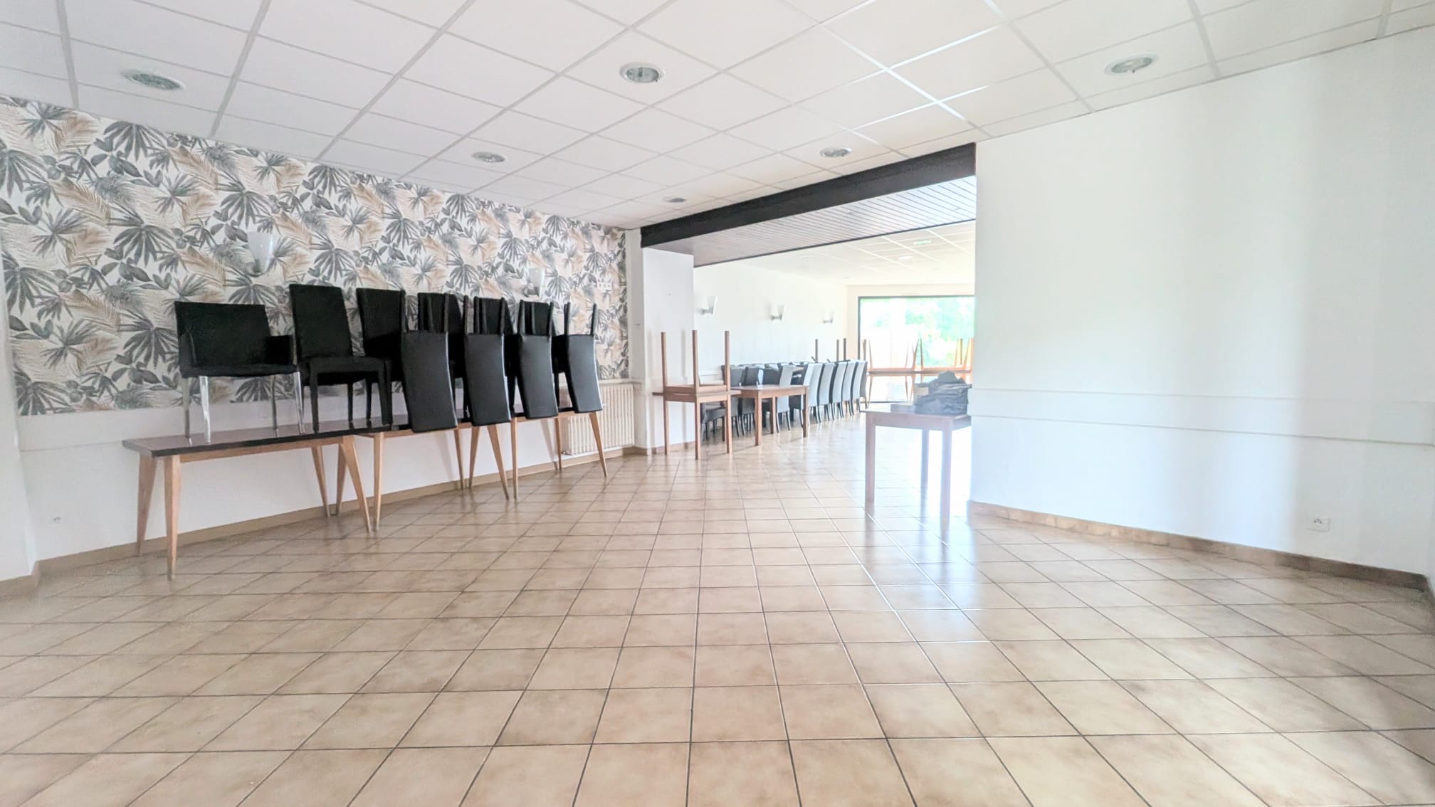 À Escandolières, charmant village vivant et convivial, découvrez cette belle opportunité de reprendre un bar-restaurant avec licence IV, idéalement situé entre Rignac, Cransac, Firmi et Saint-Christophe (moins de 10 km).
Installé au cœur du village, dans un environnement authentique et agréable, l’établissement bénéficie d’un emplacement stratégique sur la route reliant Rignac au bassin de Decazeville, très fréquentée au quotidien. Un
grand parking facilite l’accès à la clientèle et sera prochainement agrandi.
Le potentiel est réel avec plusieurs types de clientèle :
• ouvriers et habitués locaux à fidéliser à nouveau
• touristes grâce à la proximité de sites très visités :
◦ 5 min du château de Bournazel
◦ 15 min de Belcastel
◦ 20 min de Conques
◦ 10 min des thermes de Cransac
La présence de l’école au centre du village génère également un passage quotidien de familles.
Un outil de travail prêt à exploiter. L’établissement propose :
• une salle de restaurant d’environ 60 couverts
• une terrasse agréable
• un grand comptoir de bar convivial
• une cuisine entièrement équipée
Fermé récemment, le lieu offre aujourd’hui une grande liberté pour imaginer votre projet : restaurant traditionnel, bar convivial, cuisine de terroir, restauration ouvrière, épicerie de proximité ou lieu de vie pour le village.
Un véritable projet de vie
À l’étage, vous bénéficierez également :
• d’un gîte / chambre d’hôtes permettant un revenu complémentaire
• d’un logement de fonction spacieux comprenant deux chambres, deux salles d’eau, un bureau et une grande pièce à vivre.
Conditions de location
• 850 € / mois pour l’ensemble (restaurant + logement).
• Possibilité de louer uniquement le bar-restaurant
pour 450 € / mois.
• Le gîte peut être ajouté pour 100 € / mois.
Un droit au bail sera demandé après évaluation du matériel présent.
Une belle opportunité pour un restaurateur souhaitant développer son activité dans un village vivant, avec un fort potentiel local et touristique.
Vous pouvez nous contacter :
Yves Bouyssou au 06 14 44 39 74
Sophie Rigaux au 07 56 87 12 63
Envoyer un Email avec une lettre de motivation à mairie@escandolieres.fr