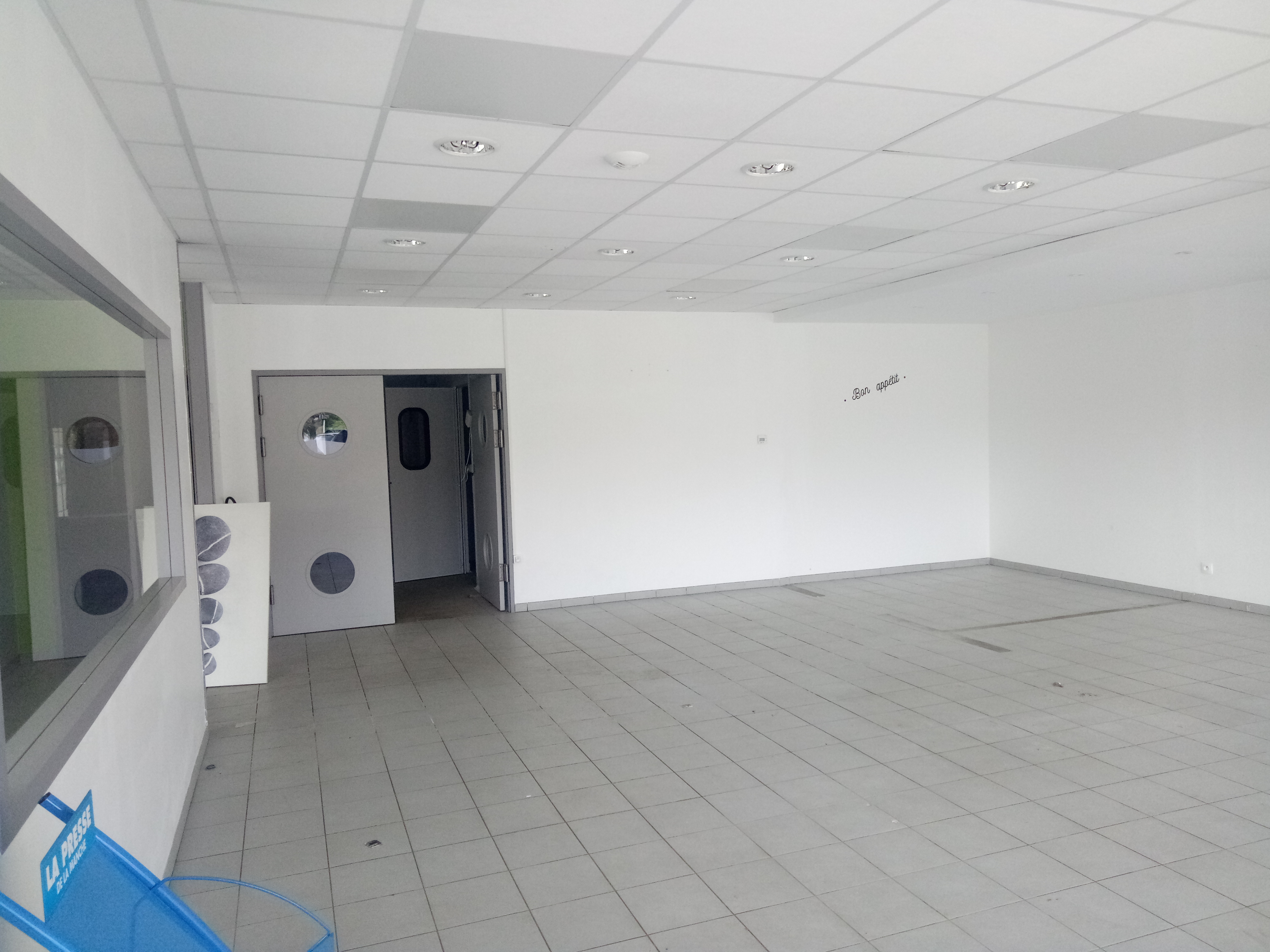 Local commercial d'environ 260 m² situé dans le bourg de la commune déléguée de LE VRETOT, à 700m de l'axe Bricquebec-en-Cotentin - Barneville-Carteret.

Ce bâtiment offre de nombreuses possibilités d'activités : commerce multi-services, restaurant, boulangerie mais aussi activité type traiteur. Espace extérieur récemment aménagé et possibilité de terrasse. 

Il est composé de : 
- une surface de vente (env. 90 m²), 
- une cuisine (env. 19 m²) et une arrière-cuisine (env. 10 m²), 
- un laboratoire équipé de panneaux sandwich (env. 61 m²)
- une chambre froide (d'env. 3 m²),  
- un espace de stockage équipé d'une porte sectionnelle et de W.C. et salle d'eau (env. 56 m²).

Possibilité de location ou d'achat : 
- Prix de vente : 210 000 € net vendeur. 
- Montant du loyer H.T. : 1 068 € H.T.