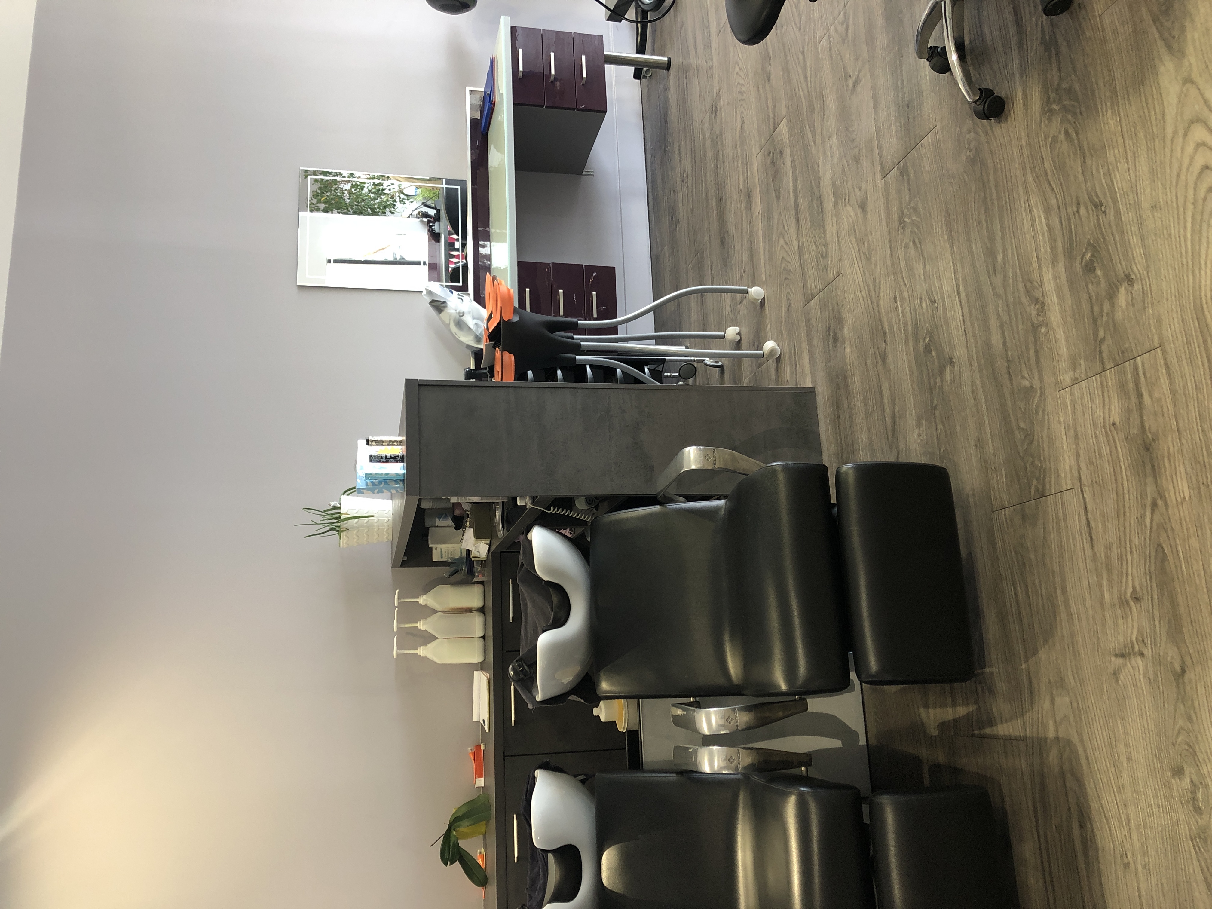 Salon de coiffure 
100m2
Parking gratuit devant.
Une employée.