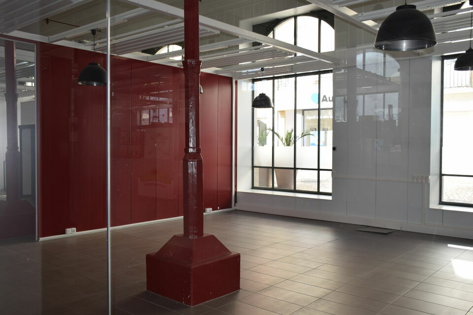 Fonds de commerce à vendre, idéalement situé en plein centre-ville d’Ancenis-Saint-Géréon. Ce local de 104 m², avec mezzanine et possibilité de terrasse sur le domaine public, se trouve sur le parvis des halles. À seulement 40 mètres de la mairie, 100 mètres du château, 200 mètres du pont et d’un collège-lycée, il bénéficie d’un emplacement stratégique.

Le local comprend un espace boutique et une réserve, avec accès possible à des sanitaires pour les clients et le personnel. Refait à neuf en 2019, il est également à proximité de plusieurs parkings en zone bleue, offrant ainsi une grande commodité.

Idéal pour une activité de petite restauration, ce fonds de commerce représente une opportunité unique dans un environnement dynamique et très fréquenté.