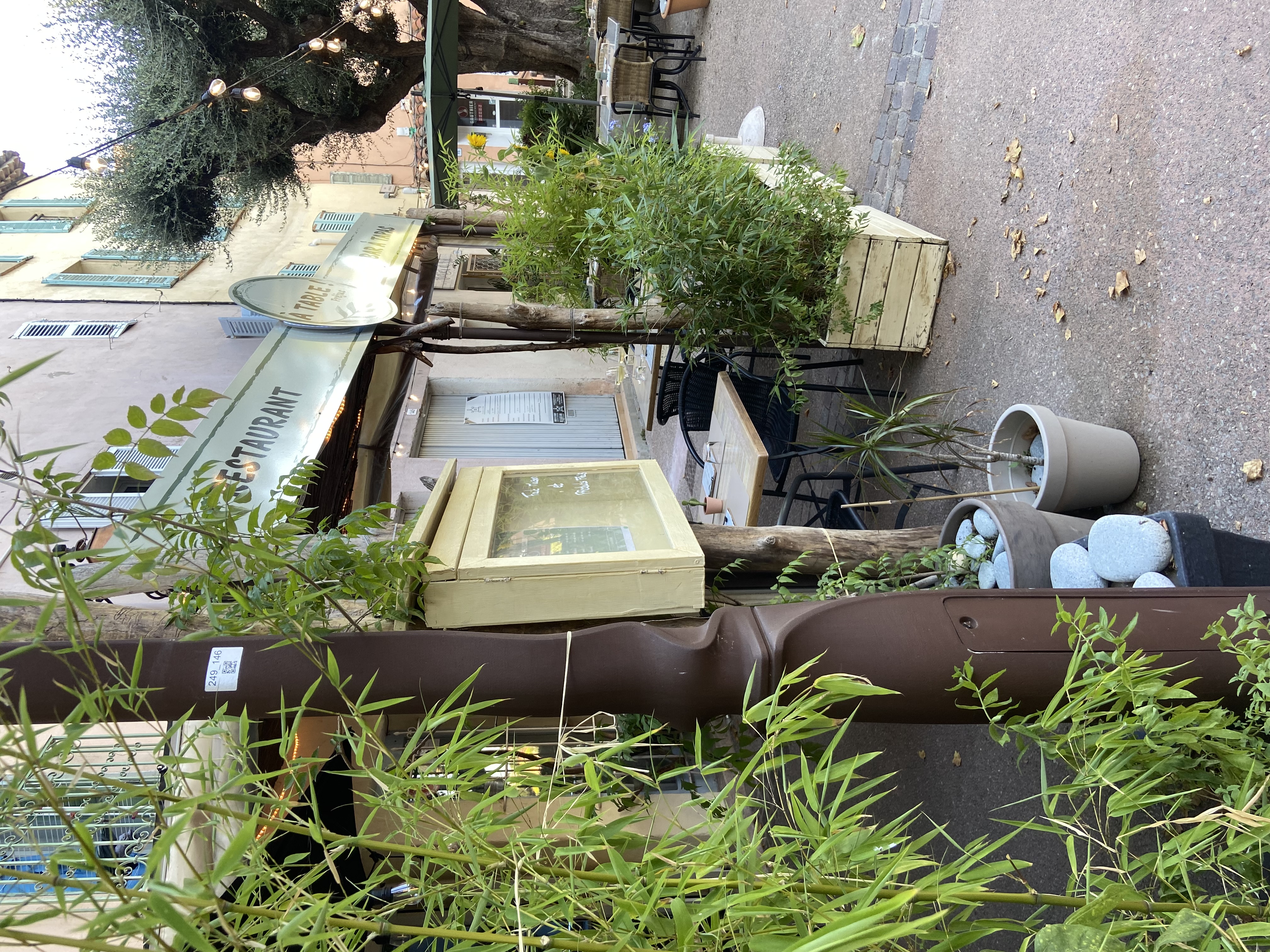 À vendre – Fonds de commerce Restaurant Traditionnel

Opportunité clé en main !
Situé dans un emplacement attractif, ce charmant restaurant traditionnel dispose d’une capacité de 20 couverts en salle et 30 en terrasse.
	•	Centre Historique à 10min de la plage 
	•	Cuisine entièrement équipée avec matériel professionnel en parfait état
	•	Décoration chaleureuse et ambiance conviviale
	•	Clientèle fidélisée, idéale pour reprise immédiate
	•	Aucun travaux à prévoir – exploitable dès la signature

Idéal pour un(e) professionnel(le) de la restauration souhaitant se lancer ou développer une activité déjà florissante.

💰 Prix : 65.000€ négociable 
      ( Possibilité Crédit Vendeur )
📞 Contact : Mr FARASSE, ATable Fréjus 
06.59.94.04.68

Agence s’abstenir !