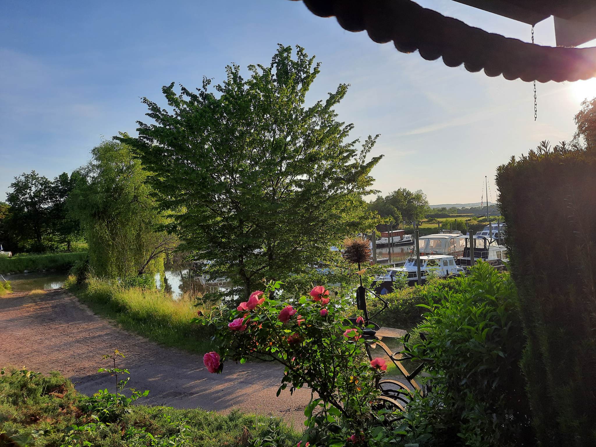 À VENDRE – RESTAURANT AVEC LOGEMENT – BORDS DE SAÔNE A CORRE (HAUTE-SAÔNE)
Opportunité rare!!

Situé dans un cadre exceptionnel, au cœur d’un port en bord de Saône, le restaurant La Marina bénéficie d’un environnement calme, touristique et très agréable, idéal pour une activité saisonnière ou à l’année.

Côté restaurant :

Salle intérieure d’une capacité de 40 couverts
Belle terrasse couverte et ombragée de 80 couverts, très appréciée en période estivale
Emplacement privilégié avec vue et proximité directe de l’eau.

Les points forts:

*Cadre naturel exceptionnel en bord de Saône.
*Fort potentiel de développement 
(événementiel, soirées à thème, etc)
*Clientèle fidèle et de passage 
*Outil de travail prêt à l’emploi.

Idéal pour allier qualité de vie et activité dynamique. 

Côté habitation :

À l’étage, vous trouverez :

Un studio indépendant comprenant :
Un salon
Une kitchenette
Une chambre
Une salle de bain avec WC
Une terrasse
Un second espace de vie indépendant comprenant :
Un grand salon
Deux chambres
Une salle de bain
Un WC séparé
Un grand balcon

Ce bien offre de nombreuses possibilités : exploitation en restauration, investissement locatif (saisonnier ou annuel), ou projet de vie avec logement sur place.

Atouts :

Cadre naturel et touristique
Belle capacité d’accueil
Logements indépendants
Fort potentiel de développement.

**Étudie toute proposition de financement**

Pour plus d’informations ou organiser une visite, n’hésitez pas à nous contacter.
06 04 48 14 82. 

A bientôt Coralie et Jean-Noël ⚓️