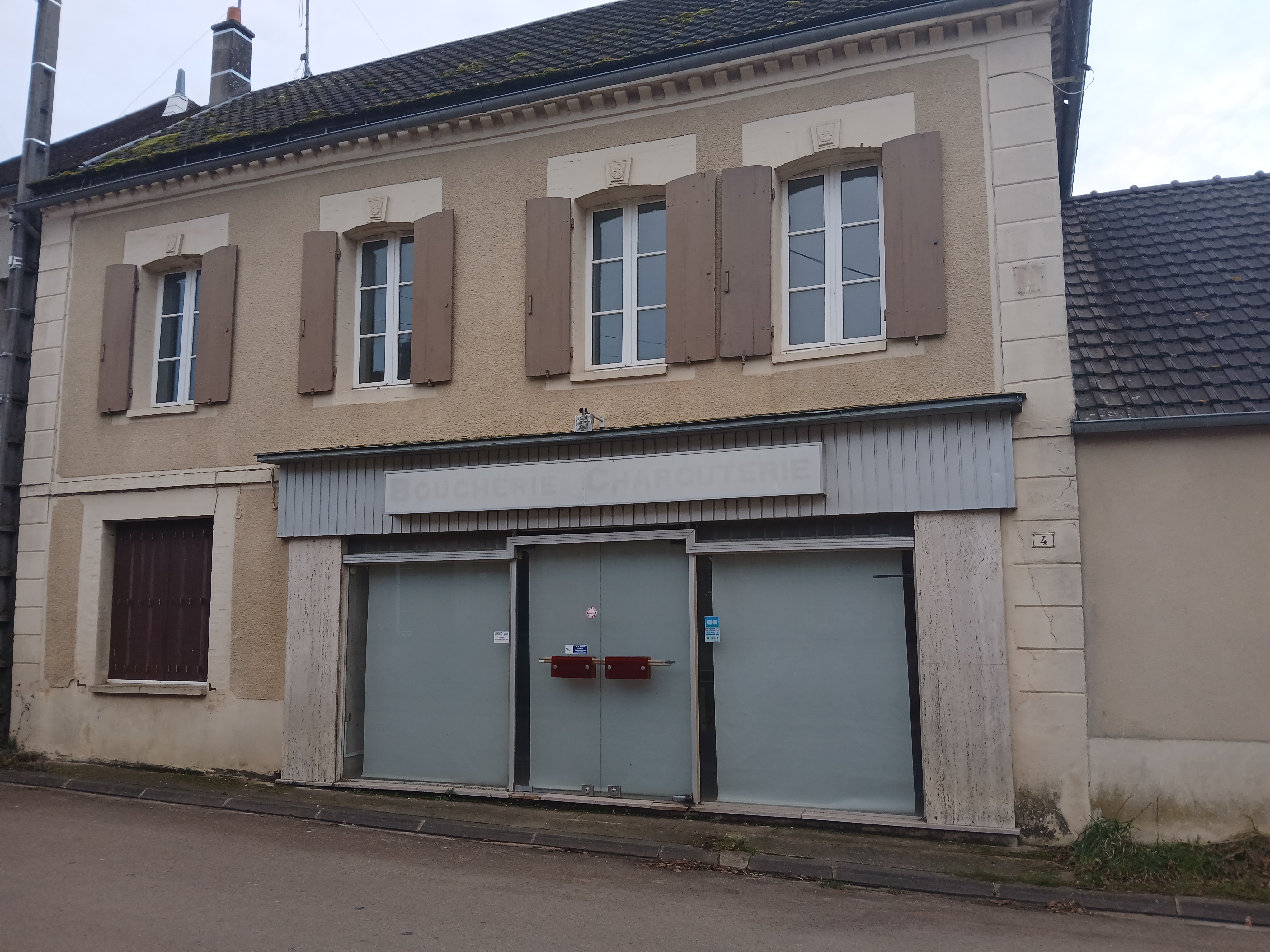 Etant propriétaires d'une maison avec boutique et logement, nous recherchons un boucher charcutier.
Nous sommes un village avec deux commerces, boulangerie et épicerie.
Nous aimerions étoffer nos commerces de proximité.