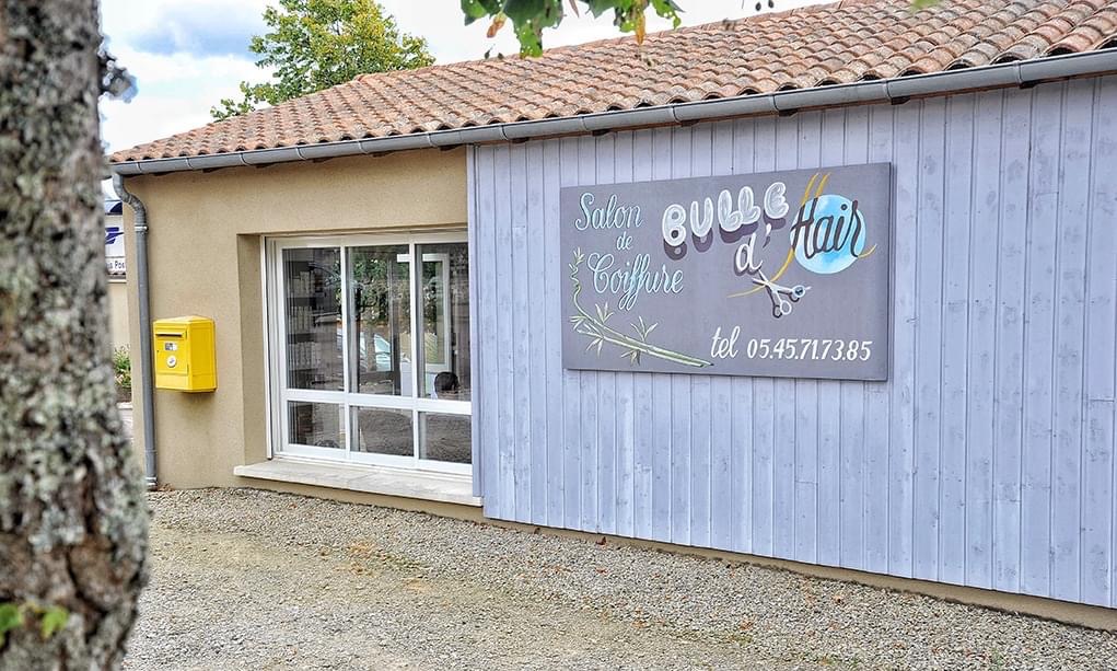 À vendre fond de commerce, Salon de Coiffure mixte.  Idéalement situé à Esse en Charente Limousine dans une jolie commune de 500 habitants.  Entreprise créée en Décembre 2005.  Décoration intérieure refaite en 2022,  2 postes + 2 bacs dont 1 massant.  Clientèle fidèle.  Loyer 138€/mois avec bail 3/6/9.  Local partagé avec une esthéticienne.  CA en constante évolution.  Prix de vente : 25000€ Pour plus d’informations, n’hésitez pas à me contacter.