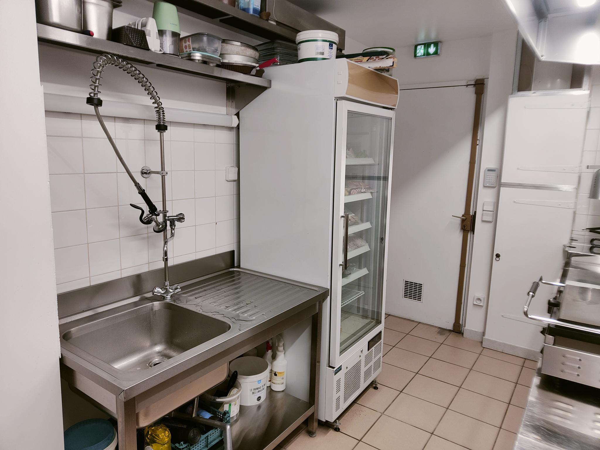 Nous proposons à la vente un fonds de commerce réunissant une épicerie de proximité, un tabac et une activité de restauration rapide/snacking en plein développement.
Le snacking est aujourd'hui le véritable moteur de l'activité, avec une clientèle fidèle composée d'habitants, d'artisans salariés d'entreprises voisines et de visiteurs de passage.
Cette activité connaît une croissance régulière et offre encore de belles perspectives de développement.
Le commerce bénéficie d'une salle de restauration entièrement rénovée, chaleureuse et accueillante, permettant de recevoir les clients dans un cadre moderne et convivial.
Une terrasse complète également l'établissement.
L'épicerie répond aux besoins quotidiens de la clientèle locale grâce à une offre variée de produits alimentaires et de première nécessité.
Le tabac apporte une fréquentation régulière qui complète parfaitement les autres activités.
L'établissement est vendu avec un matériel professionnel complet et bien entretenu, permettant une reprise immédiate sans investissement important.
L'organisation actuelle permet de poursuivre l'activité dès le premier jour.
Cette affaire constitue une excellente opportunité pour un couple, une famille ou un entrepreneur souhaitant reprendre un commerce polyvalent, rentableet reconnu localement.
Son potentiel de développement reste important, notamment en poursuivant l'essor du snacking, de la restauration sur place, à emporter et des prestations pour les entrepriseset des événements.
Une belle opportunité de reprendre un commerce de proximité avec une clientèle fidélisée, une excelllente réputation et un fort potentiel de croissance.