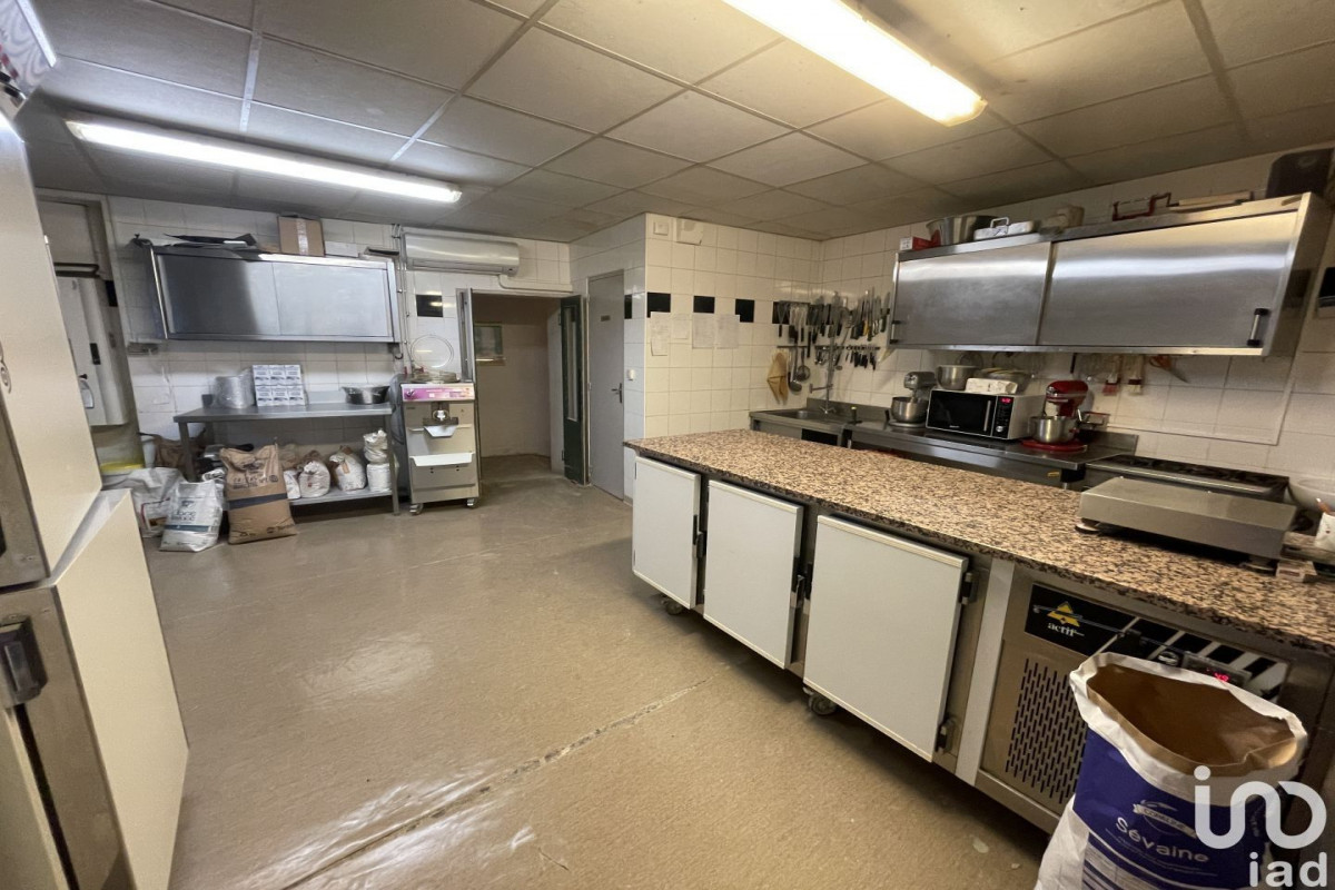 Située au coeur d?un village dynamique de 1200 habitants avec de nombreux commerces (restaurants, pharmacie écoles,..)

Le chiffre d?affaire est en perpétuelle croissance chaque année, (338 000e)

Laboratoire de plain-pied ainsi que le fournil.
La boutique très bien équipée est climatisée ainsi que le fournil

Système de surveillance par caméras et alarme.

Logement habitable à l?étage.

Possibilité d?acheter les murs (négociation en cours), bail à rédiger si location des murs