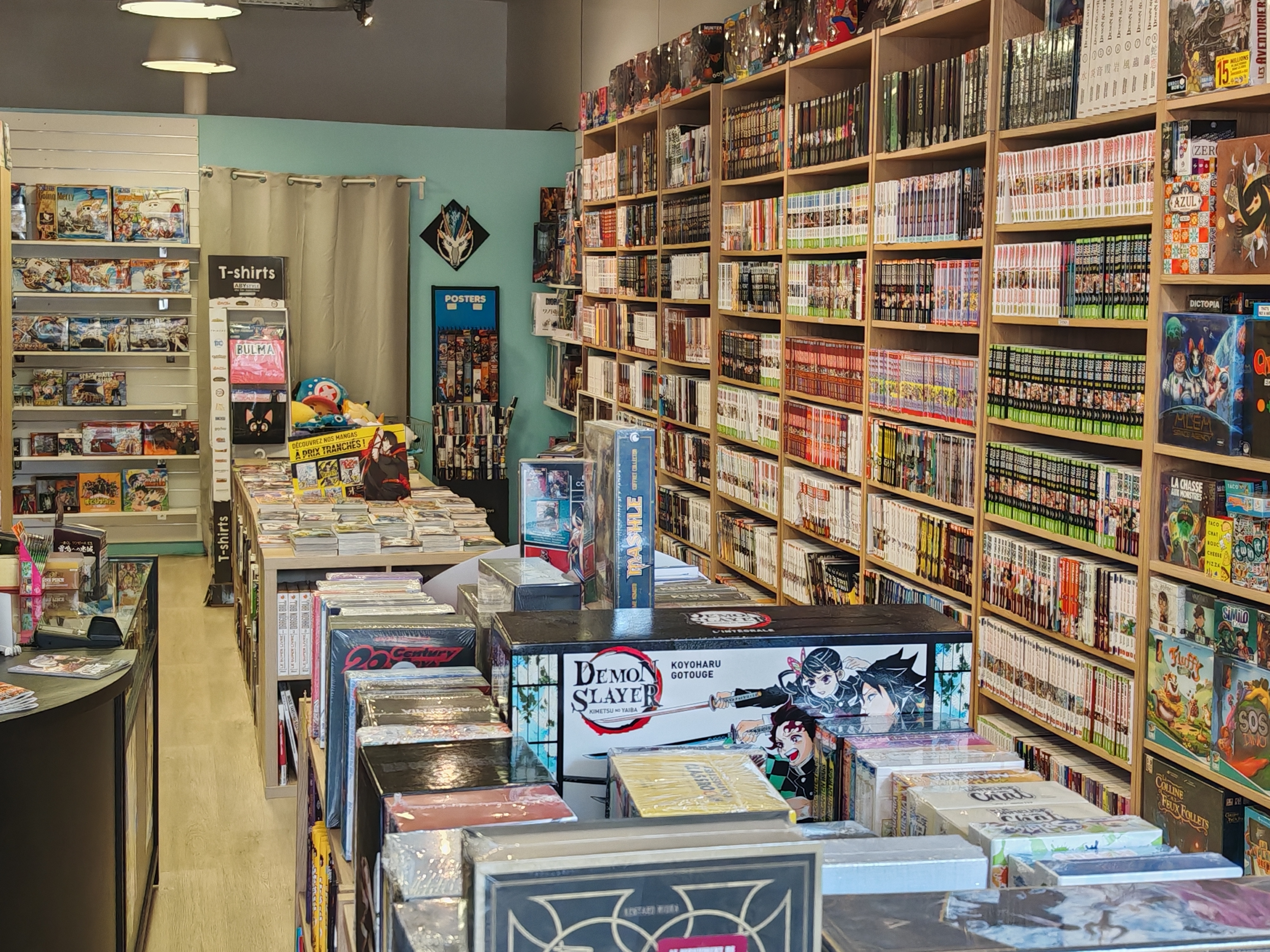 Librairie spécialisée Manga et jeux de cartes à collectionner

Située au Coeur de la ville de Morlaix, idéalement située, une immense enseigne (5x3.5m) permettant une grande visibilité,

La librairie et la référence de la ville pour l'achat de mangas, mais aussi de carte à collectionner tel que Pokémon, One Piece ou encore Lorcana.

Un Chiffre d'affaire de 190 000€ en 2024, en augmentation sur le premier semestre 2025

65m² de surface commercial, le local dispose en supplément d'une réserve de 10 m² au rdc ainsi que d'une grande réserve de 80m² au sous-sol (permettant l'organisation d'animations)

Fond de commerce à céder 35 000€ + stock 
A titre informatif il y a environs 60 000€ HT de stock pouvant être repris

Bail 3/6/9 en location depuis 2.5 ans
Loyer mensuel de 750€