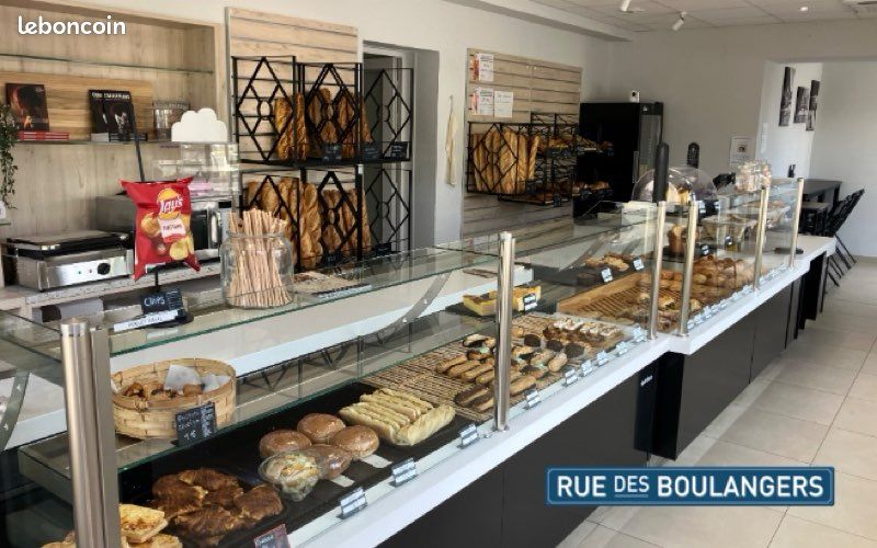 A vendre charmante boulangerie dans une commune cossue du Loiret. 
Située sur un axe passant drainant un nombre important de travailleurs et de véhicules, cette affaire a un fort potentiel en snacking, viennoiseries et pains. 
La clientèle est un mix entre ce passage journalier important et un socle de fidèles consommateurs avides de nouveautés. 
La commune aide grandement ses commerces et fait tout pour les mettre dans un confort optimum (aides financières, loyers modérés...)
La boutique a été entièrement refaite, ce qui vous apportera un véritable confort de travail et un espace d'accueil agréable pour la clientèle. 
Les locaux de fabrication sont très spacieux, aux normes et bien entretenus : chacun pourra travailler sereinement dans un espace dédié. L'équipement est nombreux et le matériel est très bien entretenu. 
Un pavillon individuel jouxtant la boulangerie vous apportera un confort précieux pour la partie privée. 
Venez vite découvrir cette magnifique affaire, que vous soyez primo accédant ou confirmé, du moment que vous recherchiez une affaire confortable et rentable !

CA : 346 561 €
Disponible en Juillet 2027.
