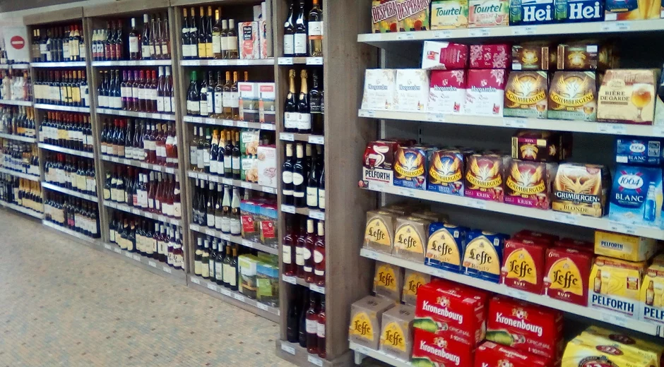 SUPERETTE surface commerciale 160m3  90m3 réserve
avec logement 100 m3  4 chambres  terrrase et garage
possibilité d'achat des murs