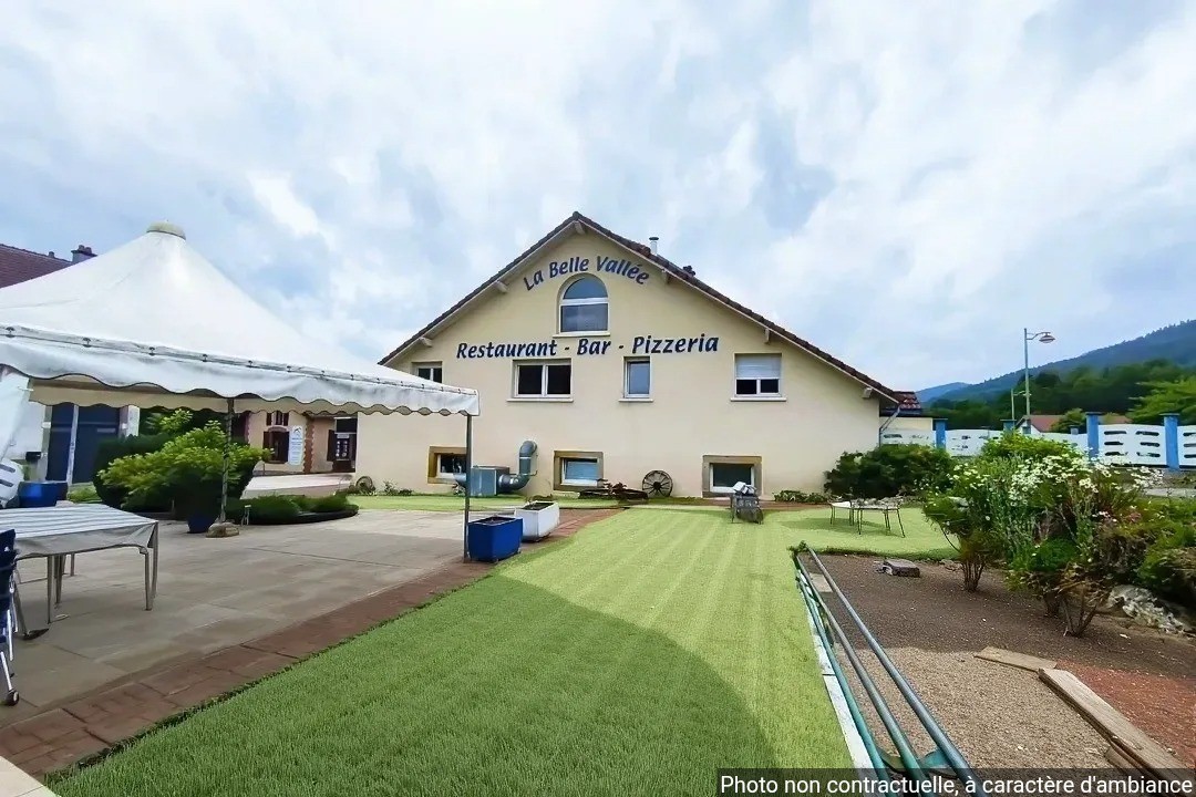VOSGES Fonds de commerce de Bar Restaurant Traiteur idéalement sur la CD 45 ENTRE GERARDMER, REMIREMONT, EPINAL

Repris en 2017, l'établissement géré en famille dispose de deux salles spacieuses avec une capacité totale de 70 places assises, ainsi qu'un bar pouvant accueillir 20 personnes. La cuisine est entièrement équipée, incluant un four à pizza en briques.

A l'extérieur grande terrasse et parking privé.

A l'étage un appartement de 140 m² est disponible pour le repreneur.

5 pièces ( 4 chambres), deux salle de bains.

BON CHIFFRE D'AFFAIRES. Cette vente est motivée par des raisons familiales, ce qui présente une occasion rare de reprendre un établissement bien établi.
Les bilans seront communiqués uniquement après visite.

Appartement et local commercial disposent chacun de leur propre diagnostic de performance énergétique. Diagnostics disponibles sur demande. Services appréciables : Bureau de poste, école maternelle, primaire et collège, commerces et services facilitent la vie quotidienne.