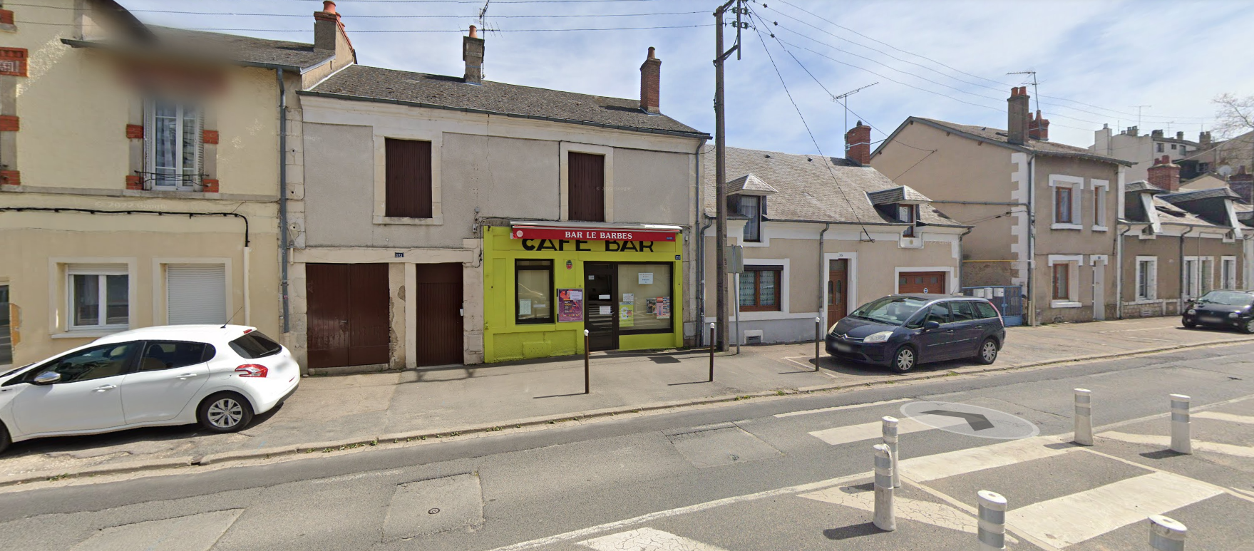 A vendre fond de commerce, Bar de quartier proche des festivités (Printemps de Bourges) avec terrasse, possibilité de développer petite restauration.
petit loyer comprenant un studio. Stationnement Gratuit.