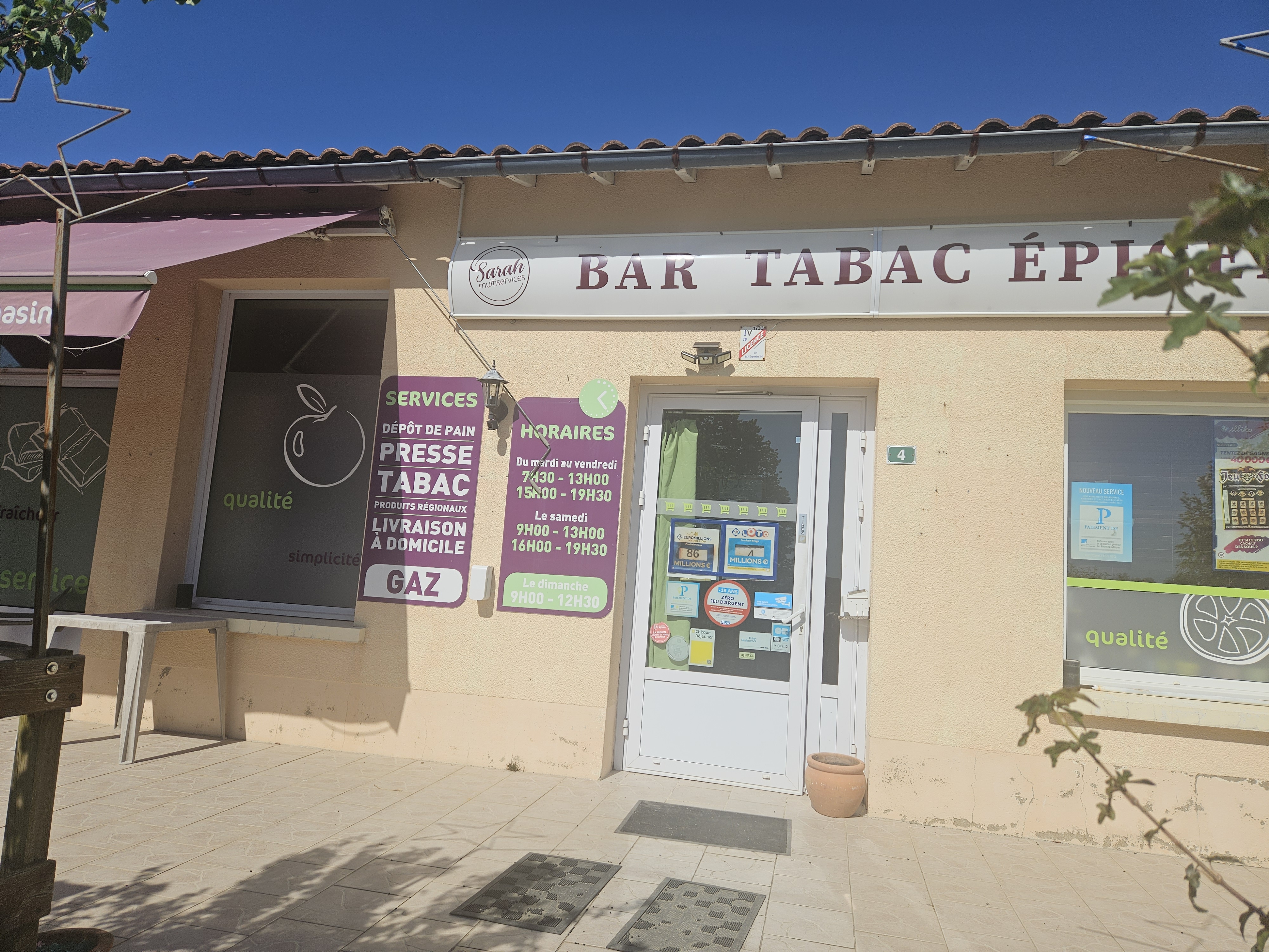 Situé au coeur d'un village deux-sévrien entre Niort et Poitiers, ce fonds de commerce est une véritable institution locale. Avec une clientèle fidèle et un fort potentiel de développement, il combine plusieurs activités complémentaires : - Epicerie (produits du quotidien, produits locaux possible) enseigne PROXI - Tabac - Française des jeux (loterie, jeux à gratter) - Bar (convivial et apprécié) - Possibilité de snacking. Cuisine professionnelle et matériel avec le fonds de commerce pour développer une activité petite restauration à emporter ou sur place. Avantages : - Emplacement idéal = au centre du village avec parking à proximité et bonne visibilité - Clientèle variée = habitants locaux, touristes de passage et clientèle régulière des environs - Pas de concurrence directe dans les environs immédiat.
Possibilité de logement = logement privé avec séjour, 4 chambres, salle d'eau, WC, bureau, sous-sol et double garage Potentiel : - Développer une offre de produits locaux ou bio dans l'épicerie - Renforcer l'attractivité du bar avec des évènements ponctuels - Exploiter le snacking avec des produits simples et de qualité (sandwichs, pizzas, salades, etc....) Chiffre d'affaire stable et rentabilité prouvée. Une belle opportunité pour un couple ou entrepreneur cherchant à s'investir dans une activité polyvalente au coeur d'une communauté. Un commerce de proximité avec du potentiel dans un cadre de vie agréable. Ne laissez pas passer cette opportunité !