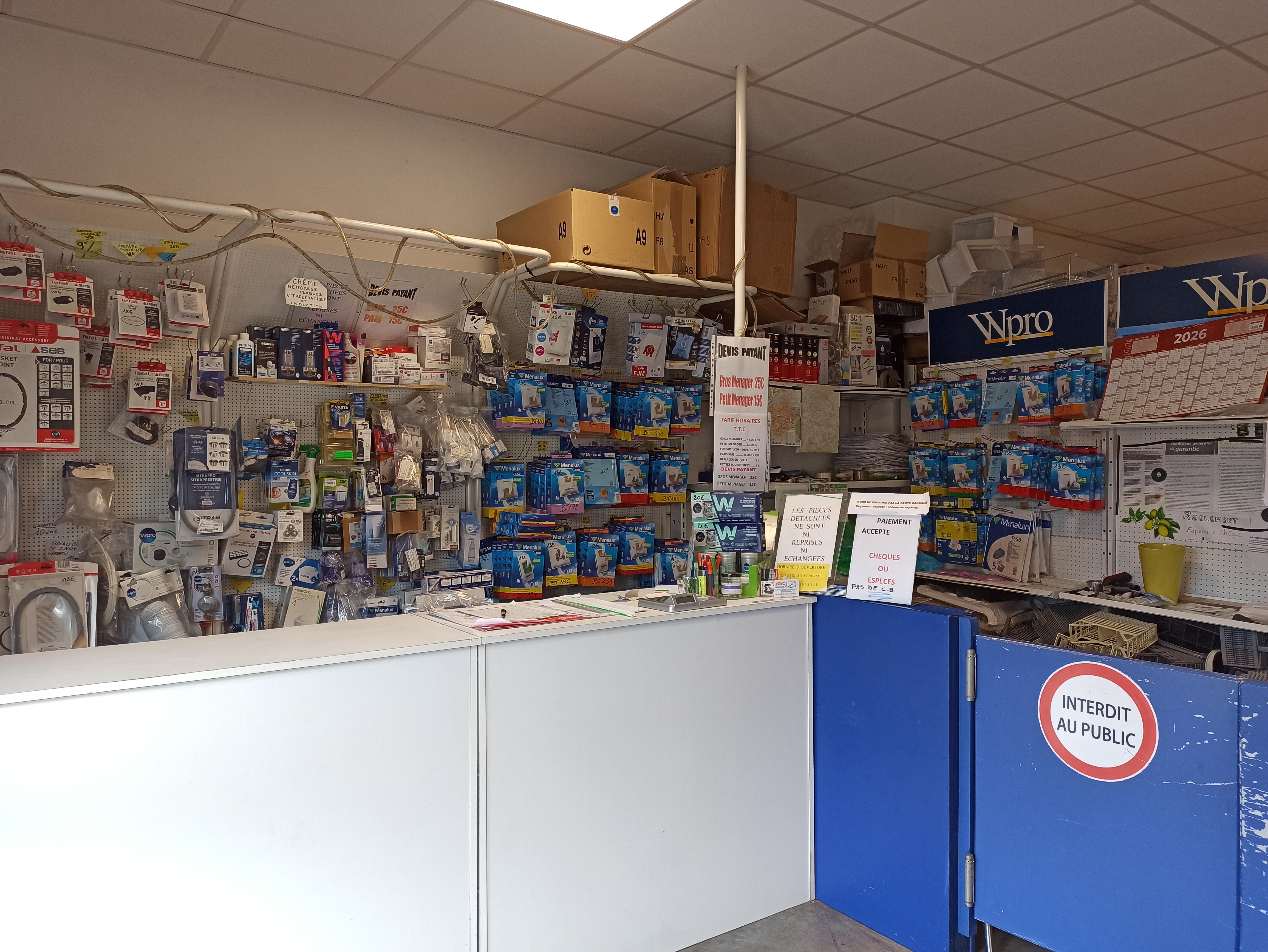 À reprendre, une entreprise de Service Après-Vente d’électroménager, cédée dans le cadre du départ à la retraite de la dirigeante (mars 2026).
Cette entreprise est spécialisée dans la réparation de petits et gros électroménagers, à domicile et en atelier. L’activité est complétée par la vente de pièces détachées au sein d’un magasin attenant à l’atelier.

Située à Mende, cette entreprise, créée il y a plus de 15 ans, intervient principalement auprès d’une clientèle de particuliers. Un fichier client informatisé est tenu à jour et permet de retracer l’historique des interventions au cours de ces 10 dernières années.
Les clients sollicitent le Service-Après-Vente soit dans le cadre de garanties souscrites auprès du magasin BUT, soit de manière indépendante.
S.A.V électro-ménager dans toutes les marques.

Les locaux, construits en 2007 sont en bon état. Ils comprennent un magasin de 15 m², un bureau, un atelier de 100 m² ainsi que des places de stationnement situées devant la boutique.

L’ensemble du matériel nécessaire à l’activité est inclus dans la cession : diable, table élévatrice, petits outillages… Aucune concurrence directe dans un rayon de 25 km.

Une salariée à mi-temps est actuellement en poste.

La reprise de l’activité s’adresse à un technicien électroménager expérimenté.

Loyer : 312 € HT/mois  
Ventes des parts sociales : 30 000 €