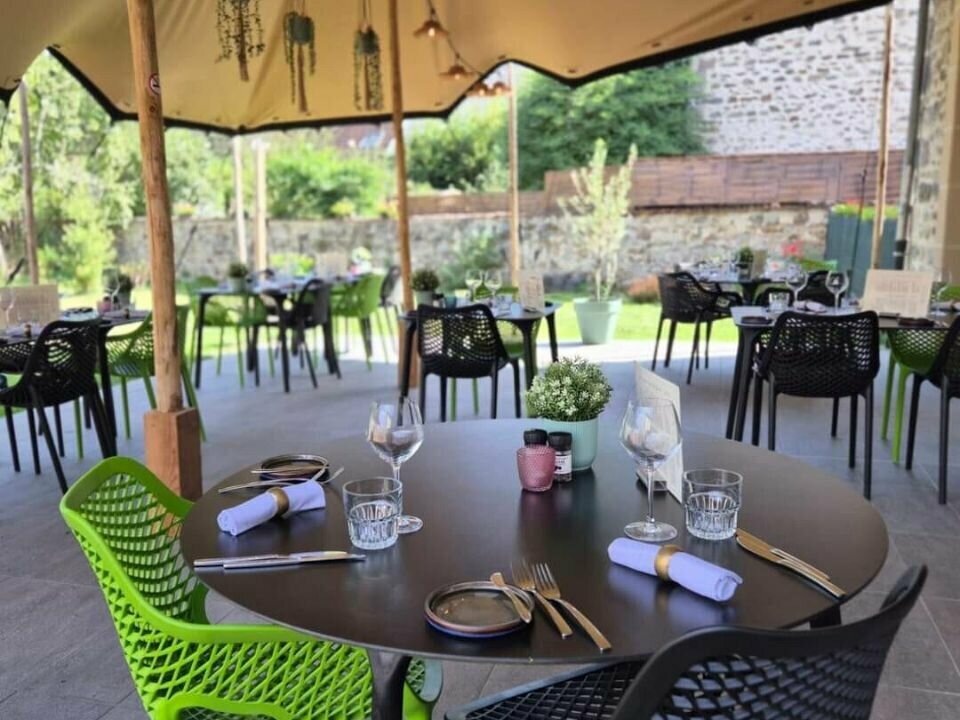 À VENDRE – Charmante Auberge Restaurant dans un cadre authentique et verdoyant, idéal pour une activité touristique et de restauration rentable.

Un restaurant prêt à l’exploitation :

- Salle de 38 couverts, lumineuse et chaleureuse
- Terrasse de 40 couverts, idéale pour la belle saison
- Établissement accessible aux personnes à mobilité réduite (PMR)
- Cuisine professionnelle récente, conforme aux normes en vigueur

Horaires actuels : Ouvert 5 jours par semaine / Midi : jeudi, vendredi, samedi / Soir : vendredi, samedi

Partie hébergement à fort potentiel :

- 4 chambres (dont une accessible PMR), avec salles de bain privatives / Cuisine équipée / Salon spacieux
- Possibilité d’exploiter en chambres d’hôtes ou comme logement de fonction

Bail communal :
- Loyer Auberge : 700 €/mois
- Loyer partie habitation : 400 €/mois
Vente du fonds : 85 000 € (tout le mobilier/équipements du restaurant est inclus dans le prix de vente du fonds de commerce)