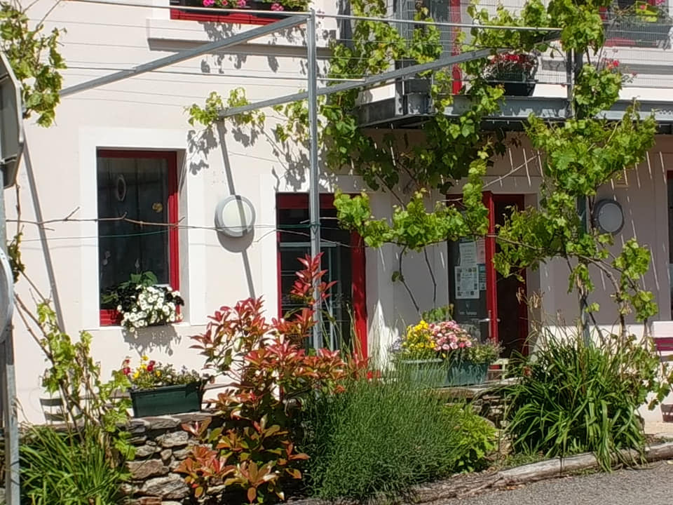 Au cœur du bourg de Leynhac, village situé dans le sud Cantal dans la vallée du Lot et proche de l'Aveyron, venez découvrir cet établissement de près de 240 m2 de surfaces utiles.
Cette gérance vous offre au 1er étage : 3 chambres d'hôtes avec salle de douches et wc , un espace commun équipée d'une cuisine et petit salon ainsi q'une buanderie.
En rez de chaussée, deux salles de restaurant d'une totalité d'environ 40 couverts, une cuisine professionnelle aux normes et un bar sous licence IV.  L'établissement contient également un appartement privatif T3 de 60 m2 avec accès privatif.
Chauffage au gaz, panneaux solaires ainsi qu'un insert, double vitrage.
Loyer 720 € TTC charges non comprises - 3 mois de caution demandés
Affaire à potentiel de développement pour toute personne ayant volonté de construire un projet épanouissant à la campagne et dans un environnement préservé.
Contacter la mairie de Leynhac au 04 71 49 04 92 / leynhac.mairie@wanadoo.fr pour toutes informations complémentaires et dépôt de dossier de candidature
Pour tout autre photos faire la demande