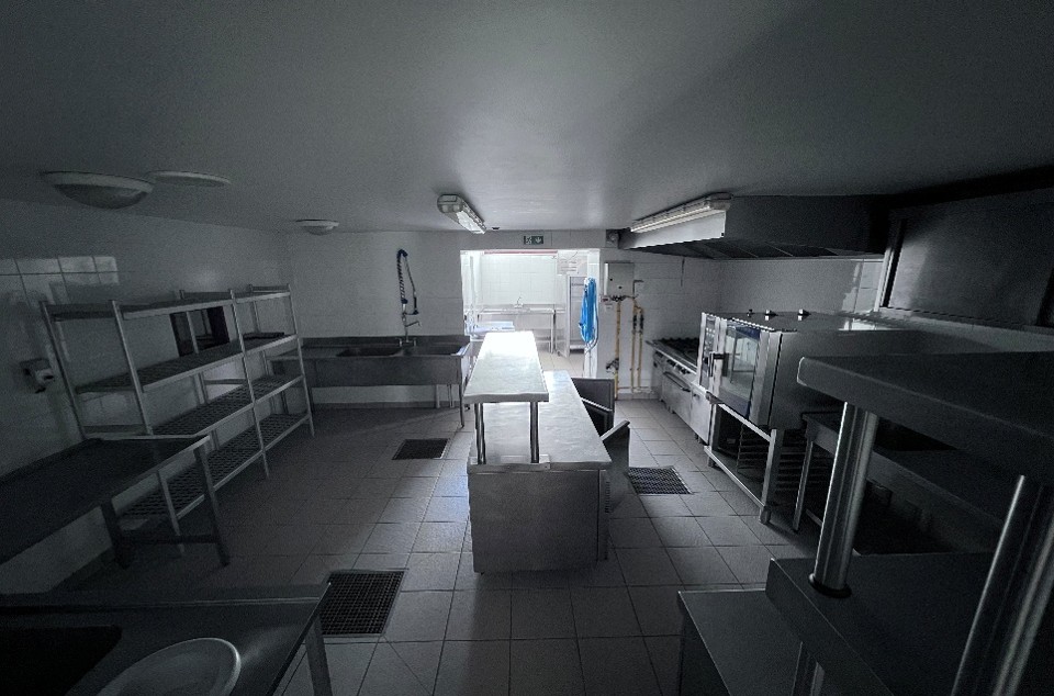 La commune de Chappes (63720) recherche un nouvel exploitant pour son restaurant-bar.

Situé en plein cœur du bourg, cet espace de 208m² comprend cuisine, bar, salle de restaurant, réserve et deux terrasses. 

Le futur exploitant pourra solliciter la location du logement type F4 de 94 m2 situé au-dessus du local commercial.

Caractéristiques des baux

* commerce : bail dérogatoire d’une durée de 1 an, renouvelable 2 fois. 
Loyer : 700€ HT, mensuel hors charges + location licence IV de 320€ HT annuel.

* logement : contrat d’habitation. 
Loyer 500€ TTC hors charges 

•	Renseignements et visites : merci de vous adresser au 04 73 63 81 04 ou contact@mairiechappes63.com.

•	Dépôts de candidature et projet d’exploitation à adresser : par mail : contact@mairiechappes63.com ou par voie postale : 2 rue de la Mairie 63720 CHAPPES Date limite de réception le 13 novembre 2026.