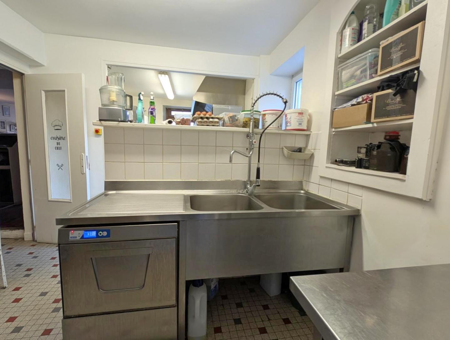 Fond de commerce Bar, restaurant, pizzéria, traiteur.

Capacité de 45 couverts au total au bar et en salle avec son four à pizzas au bois.

Appartement de 3 pièces au 1er étage comprenant un salon, deux chambres, une salle de bain.

Bail commercial de 9 ans en cours, affaire saine qui peut être encore développée.

Vigoux est une petite commune bien située à seulement 5 mn de l'autoroute, 10 mn d'Argenton-sur-Creuse, 30 mn de Châteauroux.