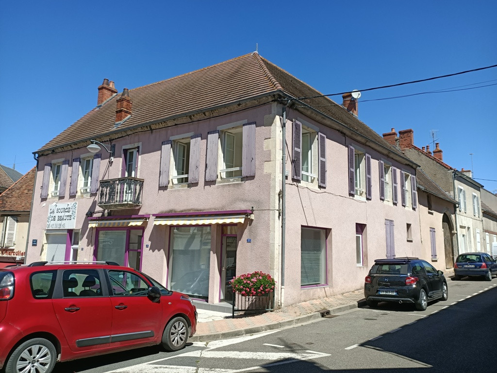 En plein centre de Lurcy-Lévis*, sur rue commerçante, un local de 61 m² est à louer. Ancien local commercial, en angle, ayant abrité diverses activités (fleuriste, assurance, association).
Murs appartenant à un propriétaire privé. Il est composé de :
    3 grandes vitrines double vitrage,
    Une pièce de 25m² ouvrant sur une autre pièce de 18m²,
    Un bureau de 9m²,
    Une pièce avec lavabo et WC de 7,2m²,
    2 entrées/sorties indépendantes prévues pour le personnel,
    Une cave réhabilitée servant de réserve, avec évier, d?environ 10m².
Places de stationnement devant le local, diagnostique énergétique : B. Chauffage individuel et électrique. Pas de fonds de commerce à reprendre. Libre de toute activité. Travaux de rénovation récents.
 Montant mensuel du loyer local commercial (hors charges) : 400 ?.
*Lurcy-Lévis est un commune dynamique, possédant une activité agricole importante, et disposant de toutes les commodités nécessaires aux habitants, d'ailleurs nommés "Lurcyquois". Le bourg y est animé grâce à la présence des différents commerces, artisans, industries, hébergements (hôtels, gîte?), restaurants, école, collège, et bureau de poste, mais aussi grâce aux nombreuses associations, manifestations et activités qui se succèdent tout au long de l?année. Lurcy Lévis c?est aussi pour les adeptes du cyclisme, le plus vieux vélodrome de France encore en activité, c?est pour les adeptes des sports mécaniques un circuit automobile avec la plus longue ligne droite d?Europe. C?est aussi une découverte artistique Street Art City qui accueille les grapheurs du monde entier réalisant des fresques murales sur une surface de plus de 20.000 M². Si vous aimez l?architecture vous découvrirez une magnifique église du XIII ème siècle. Lurcy est située entre rivière Allier, dernière rivière sauvage d?Europe et forêt de Tronçais, plus de dix milles hectares composés majoritairement de chênes de grandes qualités, tricentenaires pour certains, labellisée Forêt d'exception. 
Les quelques 7140 hectares qui la composent, proposent un paysage de nature authentique couvert de cultures et de prairies entourées de haies d?où provient le nom de bocage attaché à cette région.