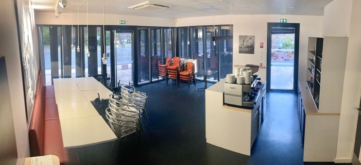 Location avec bail pour restaurant. Capacité 40 couverts intérieurs et 50 extérieurs. Cuisine équipée. Idéalement situé accolée à l'Office de Tourisme Robert Doisneau dans le Périgord Noir à 10 minutes de Sarlat. 900€ charges non comprises