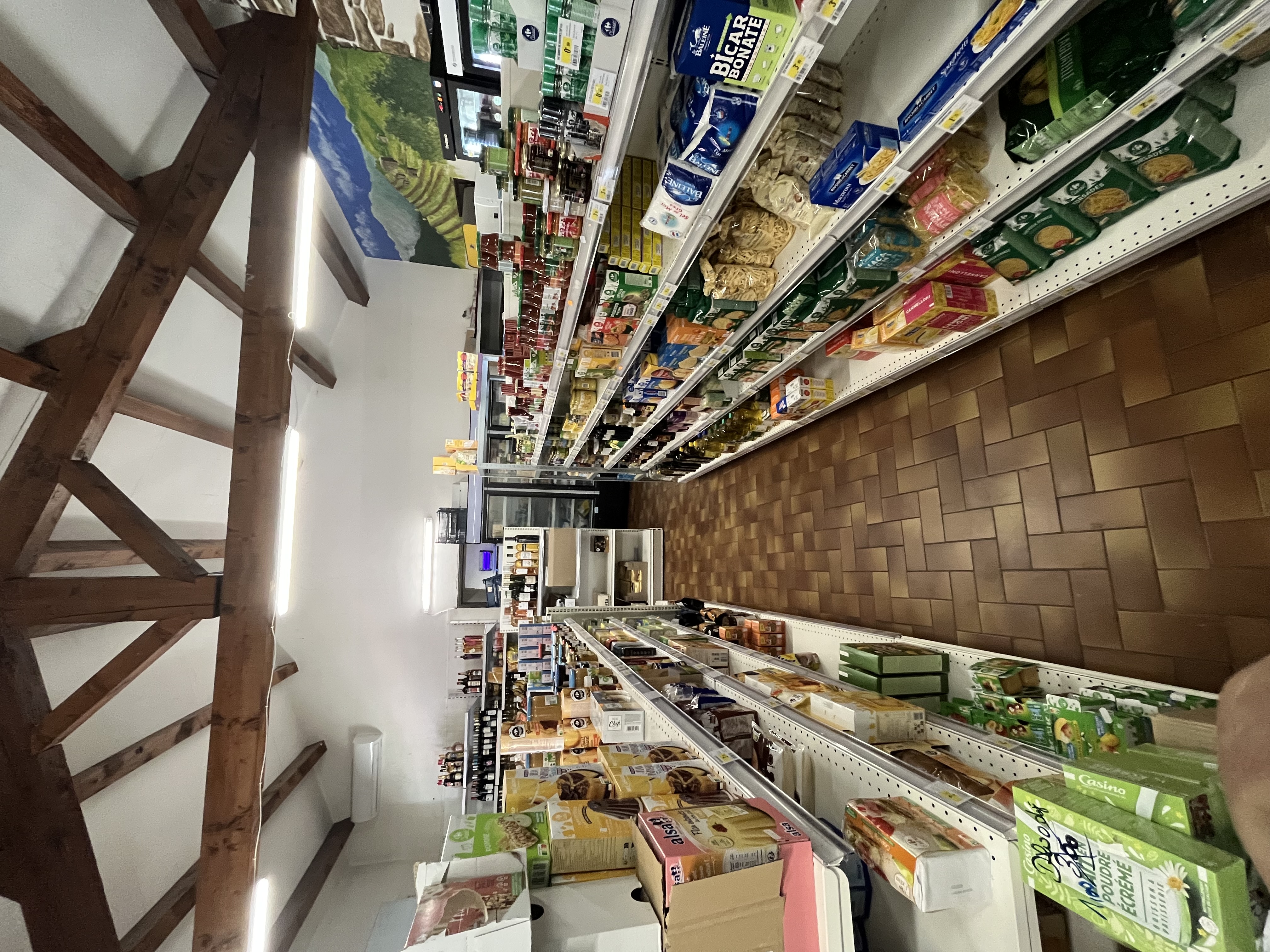 Vends épicerie multiservices dans un village très charmant et une vue exceptionnels épicerie possède un petit coin légumes fruits ainsi qu’une partie boucherie Fromages Nous proposons le pain des viennoiseries et des petits gâteaux. Nous proposons aussi des bouteilles de gaz et nous avons une magnifique cuisine, nous préparons des plats à emporter le midi ou le soir. et nous sommes aussi un relais. Postal. nous avons repris ce Commerce, il y a 10 ans avec ma femme et mes quatre enfants, je m’en sépare car j’ai des problèmes de santé assez compliqué. Ce commerce est vraiment idéal pour un couple.