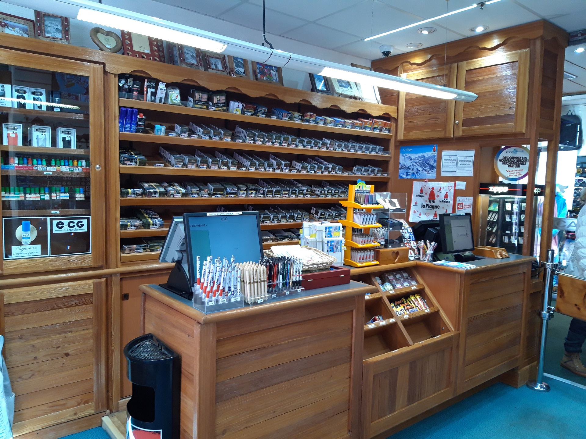 Vendons cause retraite tabac-souvenirs de 83 m² dans station de sports d'hiver de renommée internationale, loyer très modéré, activité saisonnière. Affaire en parfait état. Possibilité location réserve ou achat.