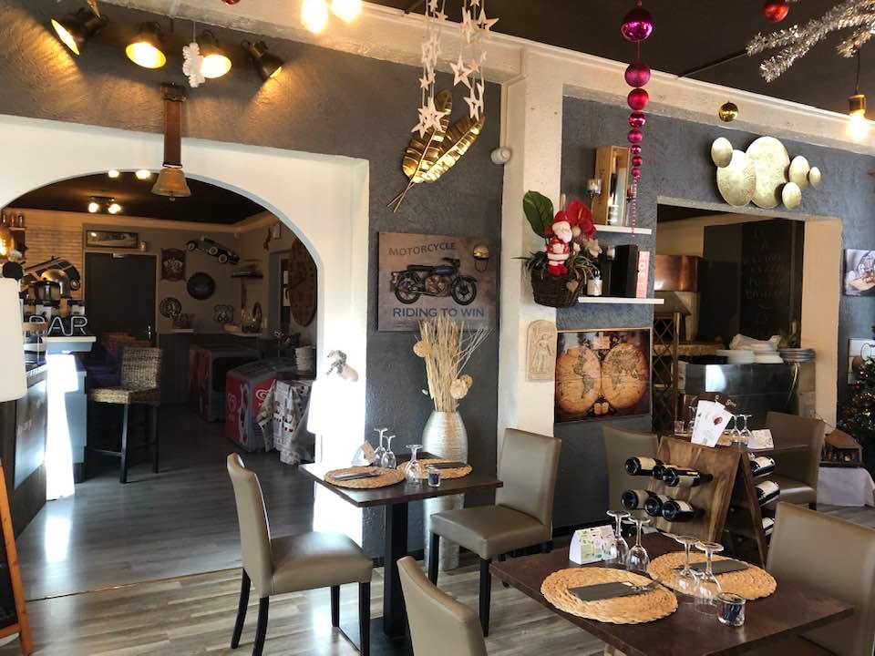 vends  cause retraite fonds de commerce hotel restaurant dans hautes alpes sur route nationale n85 avec grand parking
ce fonds dispose de 2 batiments une salle restaurant veranda de 70 places assisses avec 6 chambres au dessus du restaurant
grande terrasse extérieure avec grand parc et jeux pour enfants  70 couverts supplémentaire l'été
une autre annexe (batiment) avec 6 chambres et un appartement de fonction comprenand 4 chambres.
tres belle affaire a saisir!!!!!