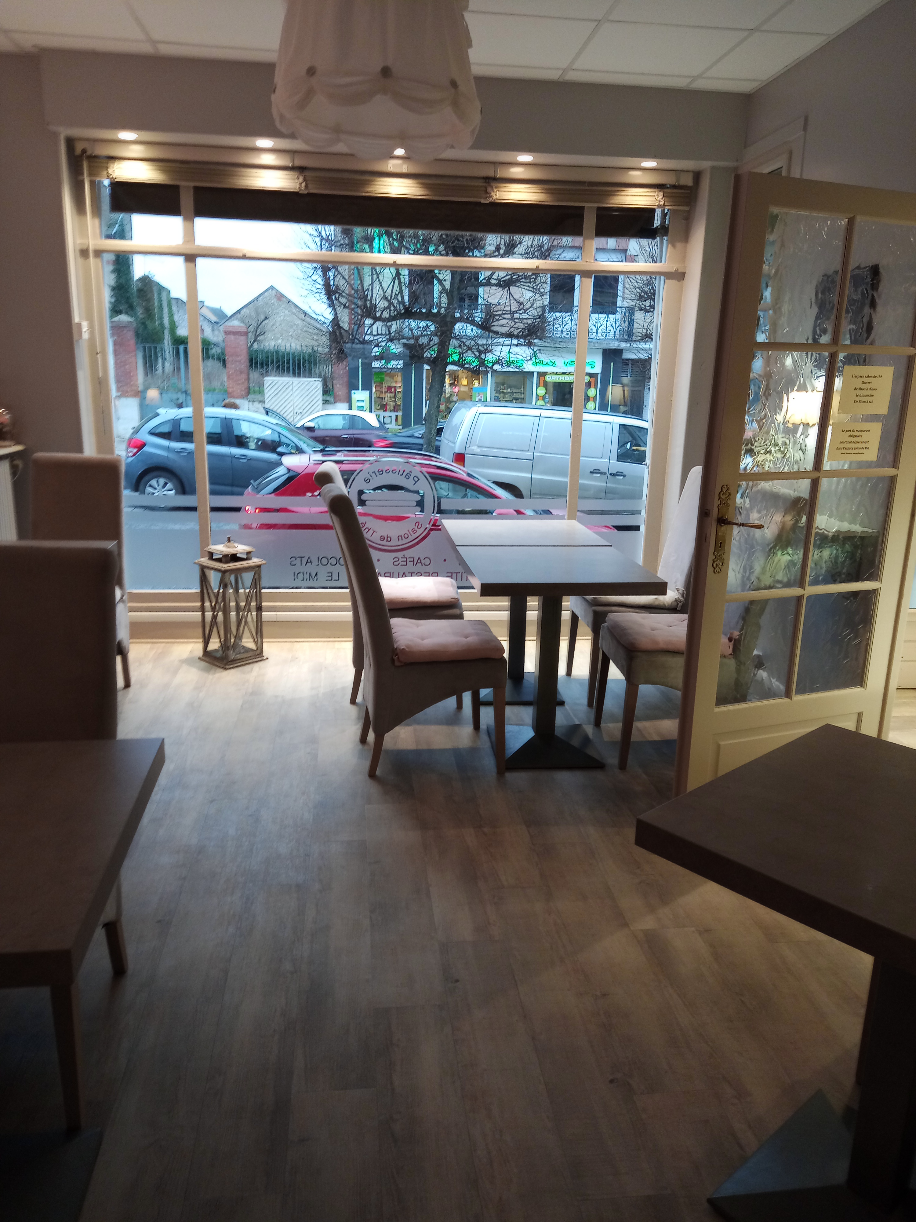 Pâtisserie salon de thé.

FONDS DE COMMERCE à vendre.

Idéalement situé en plein centre de Fismes, sur une place dynamique et passante, ce fonds de commerce jouit d'une excellente visibilité et d'un fort potentiel de développement. L'établissement propose actuellement une activité artisanale de pâtisserie, chocolaterie et salon de thé avec une clientèle fidèle, locale et touristique.
Surface commerciale : 70 m²
Laboratoire en parfait état équipé pour production sur place
Terrasse extérieure
Clientèle régulière et de passage
Matériel en très bon état - activité possible immédiatement
Loyer attractif
Accompagnement à la reprise possible
Une belle opportunité pour artisan(e) ou investisseur souhaitant reprendre une activité de qualité avec notoriété locale.

Création de la société en 2014.
Boutique et laboratoire pâtisserie refait à neuf en 2017.

Loyer mensuel : 1200 Euros TTC
Prix de vente : 125 000,00 Euros NET VENDEUR
Non soumis au DPE.