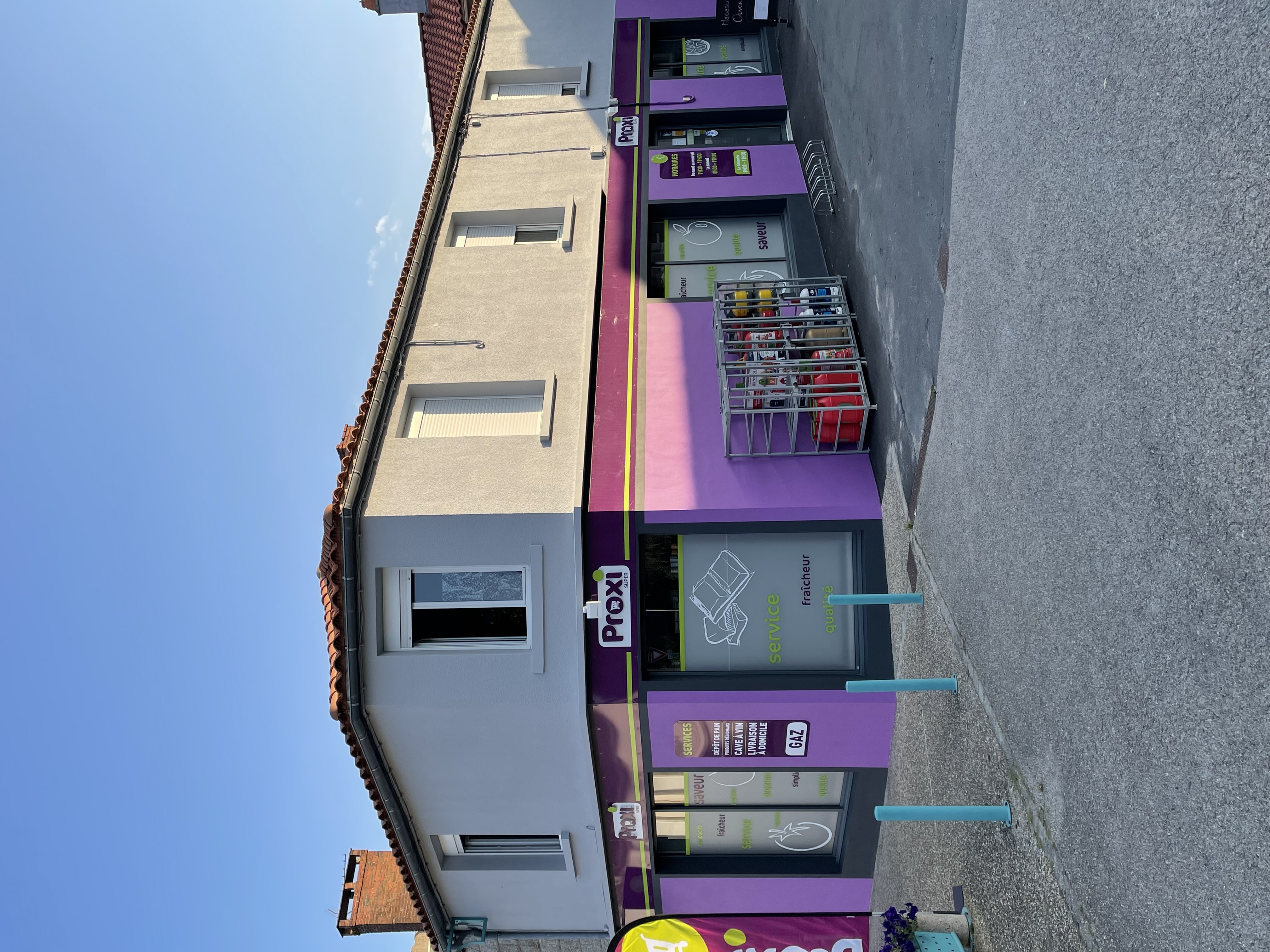 Superbe ensemble immobilier comprenant une superette de 80m2, avec une réserve de 20m2 , ainsi qu'un appartement spacieux de 100m2. 
Cour mitoyenne avec 2 magasins. Donc possibilité de se garer a coter.
Situé dans une ville dynamique , cet ensemble offre un potentiel exceptionnel pour  un commerce et résidence.
Ville avec toutes les structures sportives ( terrain de foot synthétique neuf 2025, terrain de tennis extérieur neuf  .....), étang pour les pécheurs (Pescalis)  
Nous avons crée notre superette il y a 5 ans.
Clientèles fidèles et possibilités de développer avec de nouveau horaires.  
Pour le résultat du chiffre d affaires , nous pourrons vous les communiquer  si vous êtes intéresser.
Valeur du fond de commerce et bien immobilier estimé a 270000 euros . 
Etudie toute propositions .
Nous vendons car nous avons un autre projet professionnel 
Photos sur demande.