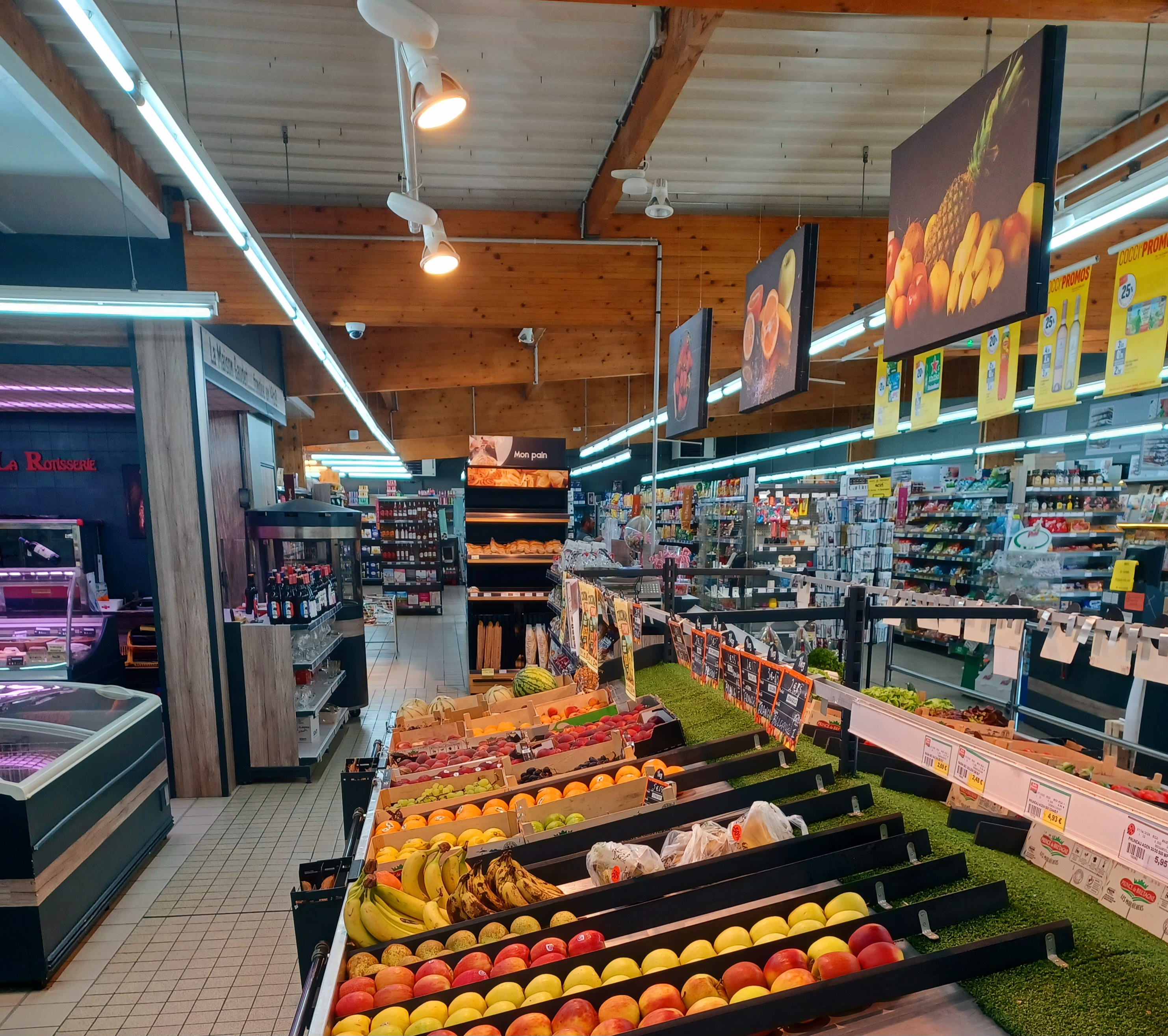 Cause retraite à ceder Fond de commerce de Supermarché de proximité libre d'enseigne si vous le souhaitez, dans une petite ville de 3500 habitants.
Situé sur un axe de passage et face à toutes les écoles de la commune. 
Surface de vente : 580 m2
Surface du bâtiment : 775 m2
Parking : 10 places + 15 places publiques 
Prix : (attractif) nous consulter
N'hésitez pas à nous contacter pour de plus amples informations