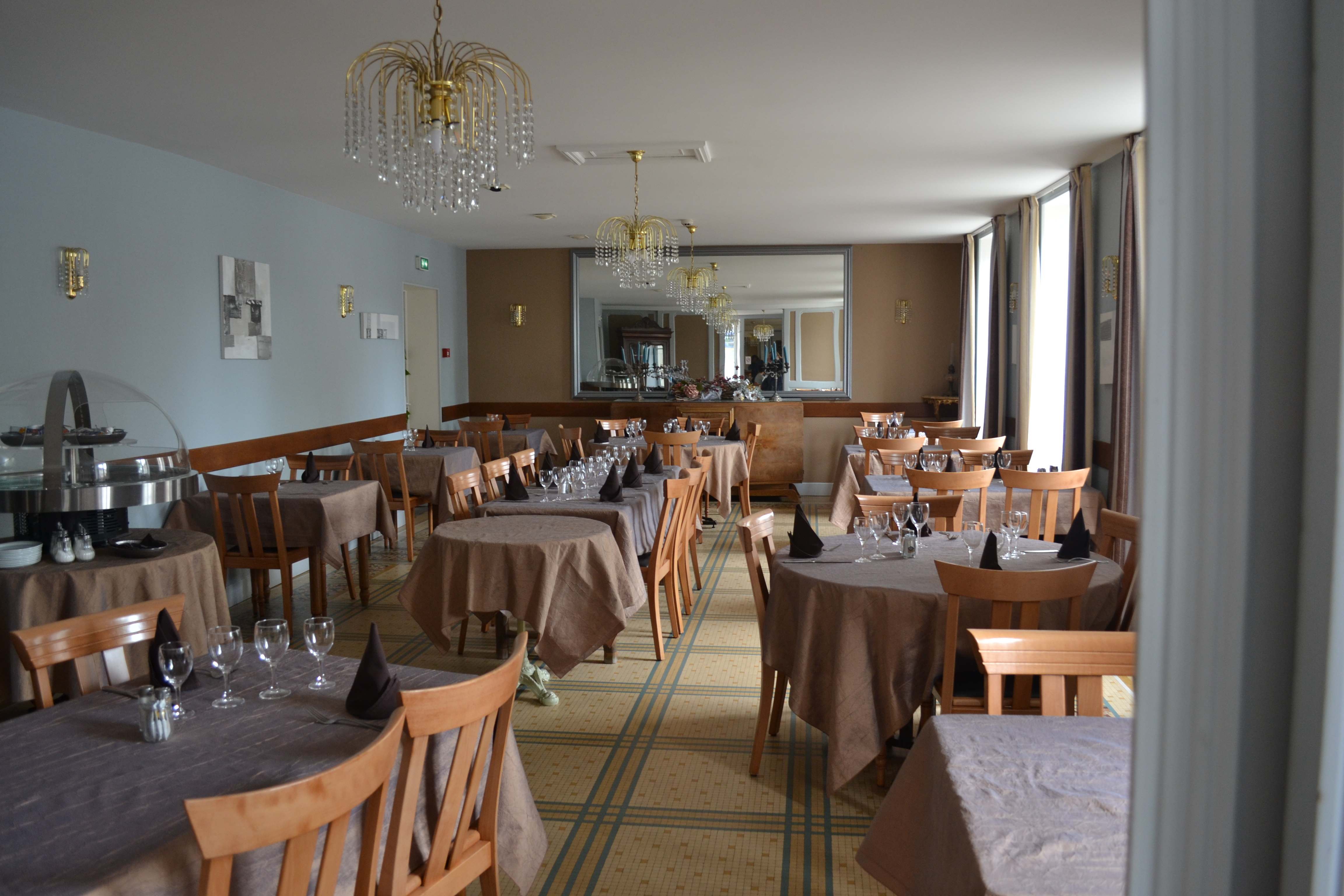 À céder : Hôtel Restaurant sous l’enseigne Logis de France depuis 1900, dans le Cher à Sancoins. L’établissement est ouvert toute l'année, possède 16 chambres et une salle de restauration de 40 couverts. La clientèle est à 80% professionnelle et 20% touristique.

L’établissement comprend :
- Entrée/bar,
- Réception pour l’hôtel,
- Salle de restauration de 60 m2,
- Salle de banquet de 30 personnes assises,
- Cuisine fonctionnelle,
- 16 chambres d’hôtel, dont 2 aménagées PMR, sur 2 étages,
- Cour fermée,
- Salle de réception extérieure pouvant accueillir 80 personnes sur 100m2,
- Dépendance de 360 m2, servant de lingerie, garage, stockage…

Le tout est aux normes.

Chiffre d'affaires 2023 : 543 000€, 
Résultat Net : 53 500€. 
Superficie totale : environ 1300m. 
Effectif actuel : 8 personnes.

Prix du fonds : 200 000€, 
Prix des murs : 500 000€. 
Pas de service traiteur, mais la demande est là. 
Possibilité d’habiter sur place. 
À 40 minutes de Bourges, Nevers, Moulins-sur-Allier ou Saint-Amand-Montrond. 
Proche d'un axe routier très passant. 
Situé sur la place du village, très visible. 
Possibilité d’accompagner les repreneurs s'ils le désirent.
Plus de photos sur demande