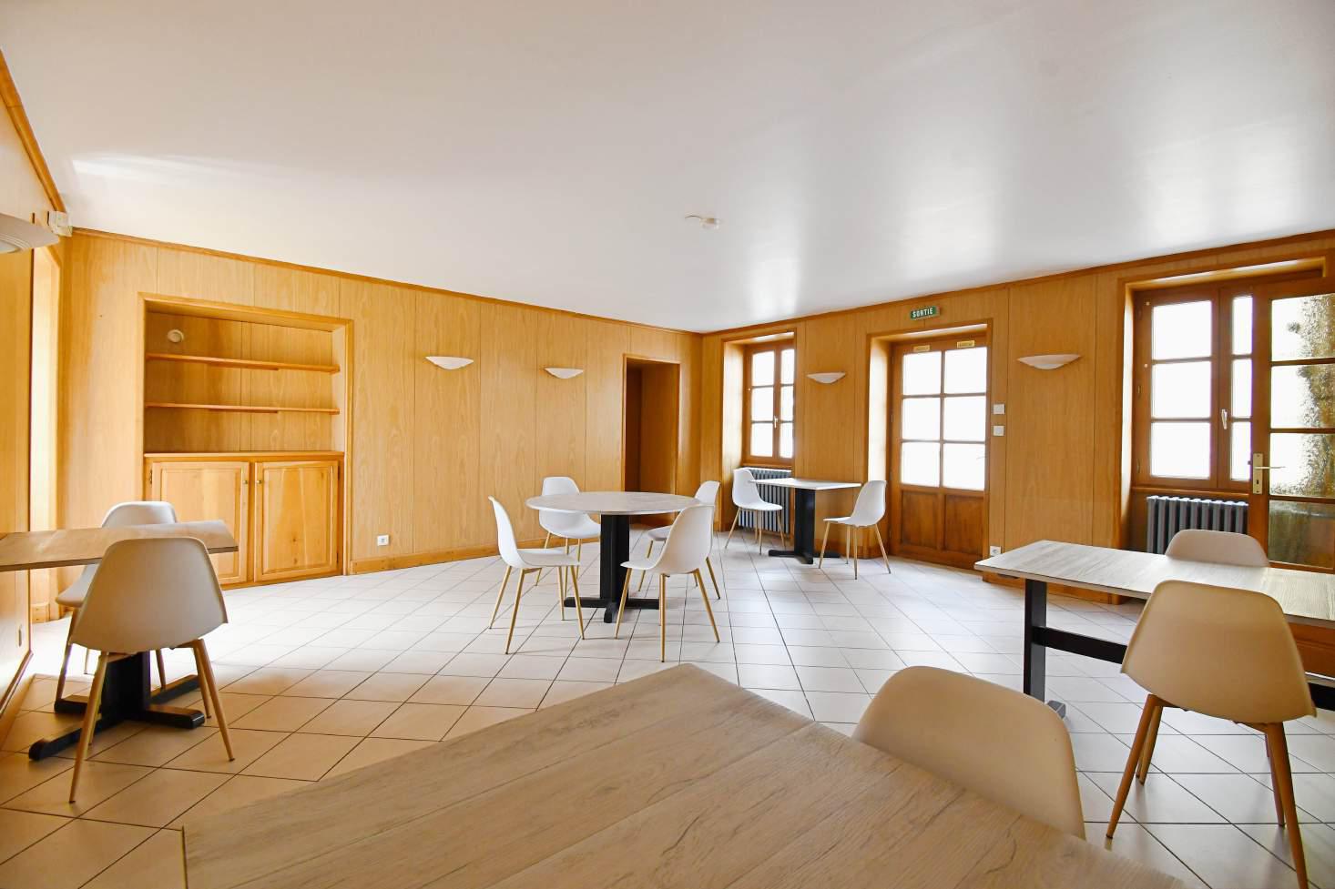 Vous souhaitez développer une activité de restauration, d’hébergement touristique ou un projet d’accueil en pleine nature ?

Nous proposons à la location une auberge située au cœur du Morvan, dans un environnement naturel recherché, à proximité des sentiers de randonnée, des activités de plein air et des sites touristiques de la région.

Caractéristiques :
- Salle de restaurant équipée
- Bar
- Chambres d’hébergement
- Cuisine professionnelle
- Espaces annexes et réserves
- Parking et espaces extérieurs
- Possibilité de logement sur place selon le projet

Cette auberge bénéficie d’un fort potentiel de développement auprès d’une clientèle touristique, de randonneurs, cyclistes, motards et amateurs de nature.

Nous recherchons des locataires motivés, professionnels ou porteurs de projet sérieux, souhaitant exploiter et valoriser cet établissement. 

Conditions de location :
- Bail commercial
- Loyer à définir selon le projet
- Disponibilité : immédiate / à convenir

Pour tout renseignement complémentaire ou pour organiser une visite, merci de nous contacter :

Jean-Claude Grassot, le maire de Roussillon en Morvan
Téléphone : 0385827323 / 0608531792
E-mail : mairie.roussillon-en-morvan@orange.fr

Dossier de présentation et photos disponibles sur demande.
