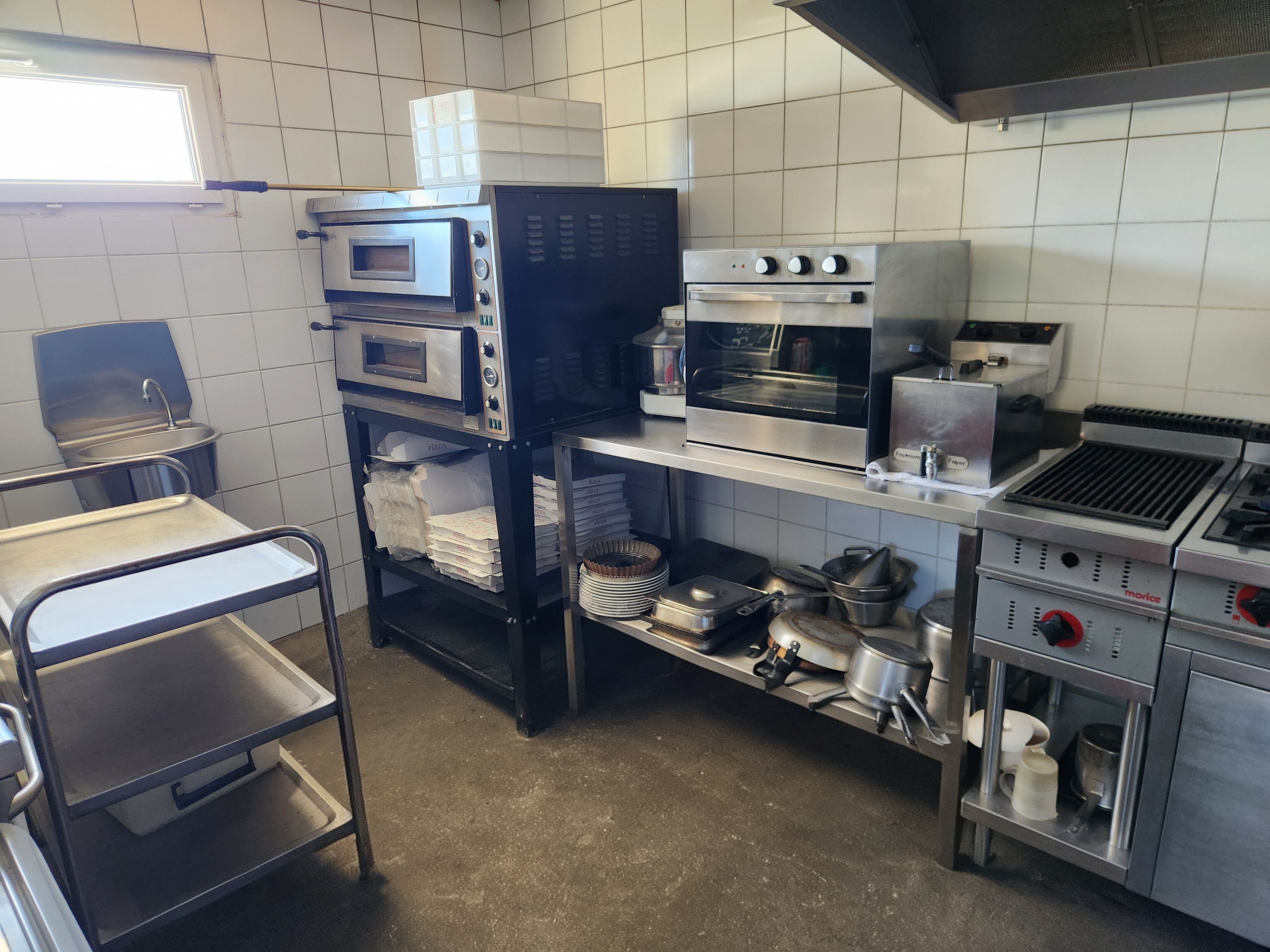 Av fonds de commerce bar restaurant épicerie FDJ cause départ retraite 17 ans activité dans petit village 1600 habitants , bordure départementale , grand parking, idéal pour couple . Bar restaurant licence 4 , intérieur 26 places , terrasse couverte , jusqu’à 30/35 places . petite épicerie de dépannage .

 Point de vente FDJ 

Cuisine équipée pour pizzas ( presse et four ) et matériel pour restauration classique. Pas de contrat bière . Petit loyer , bâtiment communal.

 Importante possibilité de développement, (actuellement, pas de bar/restauration le soir, fermé 20h00)