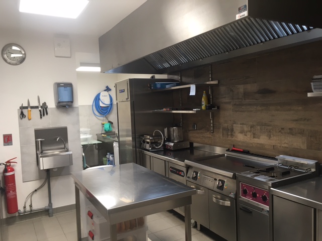 Vends Fond de Commerce 100 m² - Restauration Rapide avec Licence III - situé sur la commune de Val-de-Virieu (38730), et propose à ses clients Burgers / Salades / Paninis / Sandwichs / Glaces.

Cet établissement avec stationnement, est idéalement placé sur l’axe Les Abrets / Beaucroissant, il se trouve dans le centre du village et à proximité de l’école, des centres de soins et des zones d’activités artisanales. Au cœur d’un village en pleine expansion, ce commerce permet une exploitation à l’année.
Jours d'ouvertures du lundi au vendredi (fermé samedi et dimanche) pour un Chiffre d'Affaire 2022 Sup à > 90 000€/HT.

Cet établissement a été entièrement rénové au printemps 2021, il est donc à reprendre sans aucuns travaux à prévoir et dispose d’une salle de restauration de 40m² pouvant accueillir 25 couverts, d’une cuisine équipée neuve de 20m², d’une zone de réception marchandise de 10m², de toilettes équipées PMR de 10m², d’une zone de stockage de 12m² et d’un bureau de 8m², pour un total de superficie d’exploitation de 100 m².

Matériel de cuisine entièrement neuf acheté en Mai 2021 (valeur neuf 22 000€/HT) :                           

Système d’extraction de Cuisine avec induction neuf acheté en Mai 2021 (valeur neuf 13 000€/HT) :

Divers : 
Site internet avec possibilité de click and collect.
Point de vente avec IPad, caisse et imprimante
Téléviseur Samsung écran plat 165cm
Chauffage par deux centrales de climatisations réversibles
Système de vidéo protection (4 caméras)
Système alarme anti-intrusion
Système d’alarme incendie + extincteurs
Etablissement adapté PMR (accès, toilettes, paiement)

Configuration de cuisine permettant de faire toutes autres activités comme indiqué sur bail commercial (crêperie, pizzeria, traiteur, …).
Bail 3/6/9 récent et en cours - Loyer 450€/mois
Forte dynamique communale et intercommunale (nombreuses animations, tissu associatif développé).
Clientèle agréable et fidèle.

Prix de Vente : 48 500€