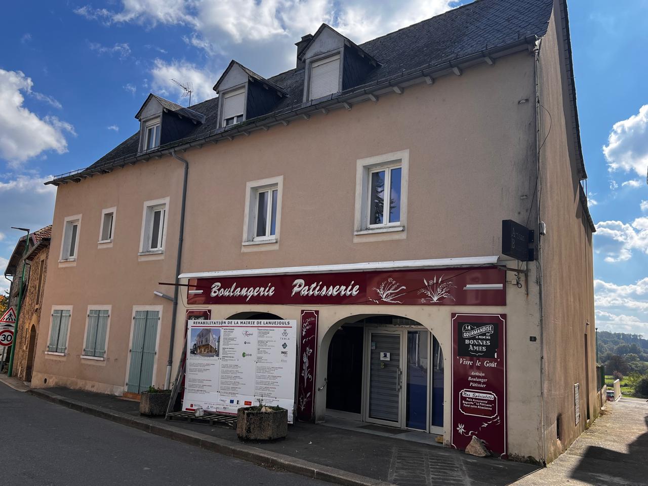 grande maison avec fond de commerce de boulangerie dans un village de 800 habitant. 133 m2 par étage . 6 chambres . laboratoire a l'étage  . cherche un  couple motivé pour remettre cette boulangerie en route  avec un aide de la mairie .arrêt de l'activité  cause maladie .pas d'autre boulanger dans le village sauf un dépôt qui vient de ce monter . très bien placé a coté de la mairie et parking tout au tour .si non peut être transforme en maison d'habitation et plusieurs logements