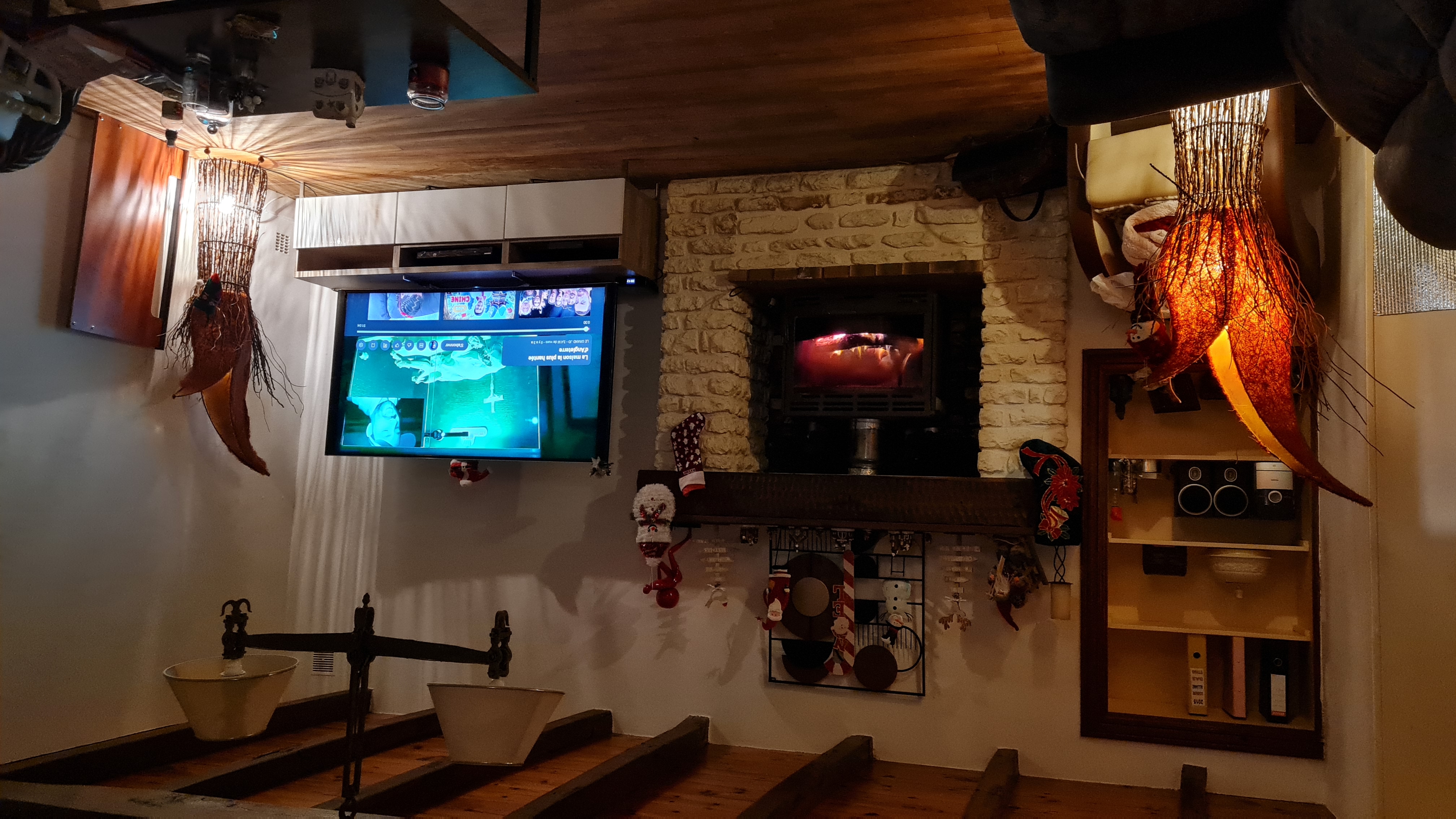 Le prix est pour les 2 bâtiments. Une Opportunité exceptionnelle dans un havre de paix.  Nous vendons pour fin de carrière, retraite.

Ensemble immobilier modulable idéal pour ; RBNB, gîtes, regroupement familiale, grande famille, atelier, commerce divers, investisseur rendement locatif élevé car manque de bien en  location. Idéal pour un couple voulant une habitation sur le lieu de travail.

1er bâtiment est la LONGERE 90M² 
Totalement rénovée dans son caractère, nouveaux châssis et portes en bois simple vitrage, remplacement de toutes les canalisations, planchers, ballon d'eau, chauffage électrique économique par inertie, insert bois, nouveau conduit cheminée.  La cuisine équipée.  Isolation murs et toit..
 3 chambres NON mansardées et un dressing, Le couloir est mansardé mais pas gênant.
Jardin sur le pourtour de la longère

2ème bâtiment est le PLAIN PIED : 154M². 
2 entrées indépendantes.  Actuellement  restaurant totalement rénové et remis aux normes depuis 2021. Matériel haute qualité neuf. (voir photos). 40 places en intérieur et 20 places en terrasse. Jardin de 780m² totalement clôturé.
Tout est neuf, ballon d'eau, adoucisseur, électricité, isolation, gaz, une partie à des nouveaux châssis et portes en PVC double vitrages.
Ce bâtiment est facile à réhabilité en maison ou gîtes.. autres

.Facilités : école, boulangerie, bar tabac, poste, Super U, Intermarché, bus scolaire,...

Situation : Proche de Cognac et d'Angoulême, à 1h00 de la MER

INFO : Aucun personnel à reprendre. Tout est libre.