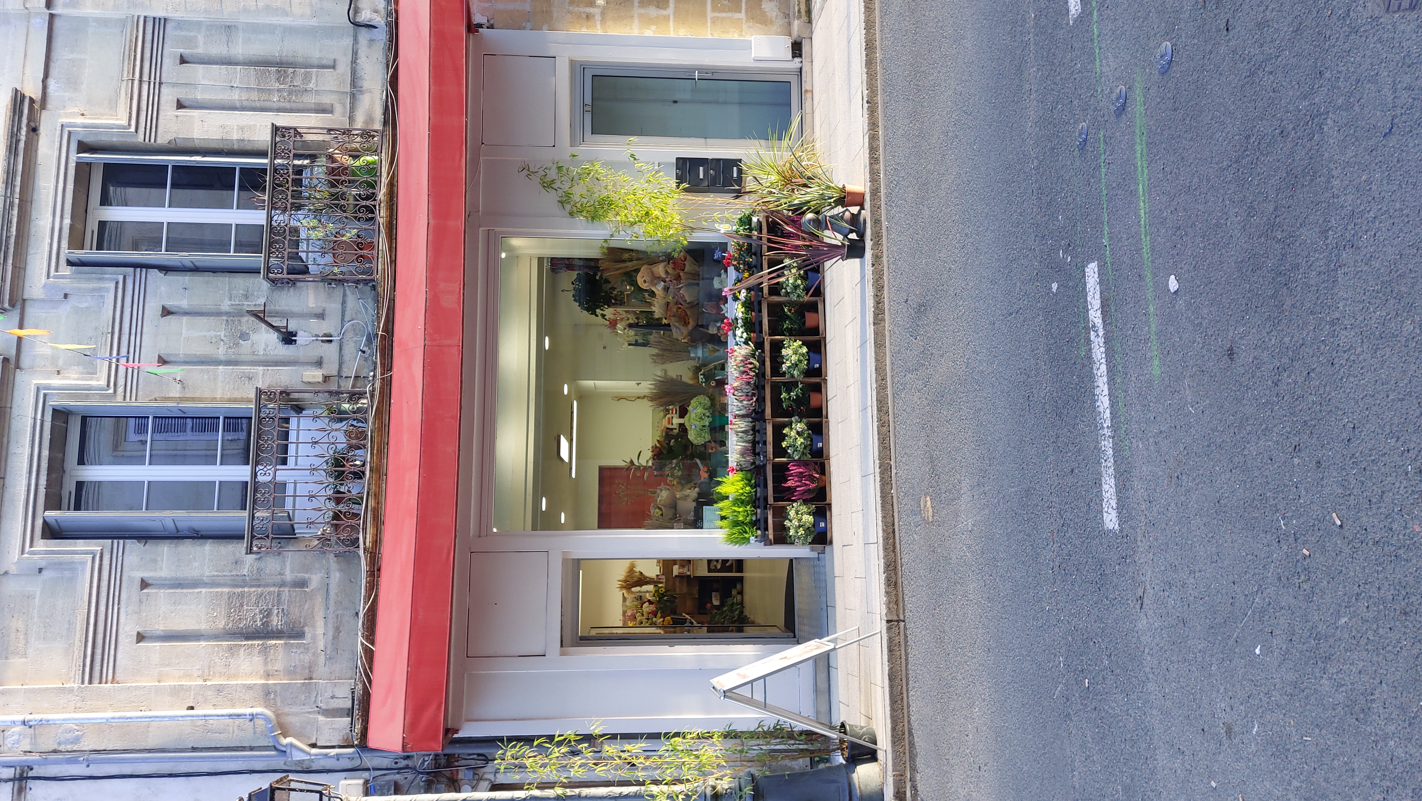 fonds de commerce de
fleuriste idéalement situé à Sainte-Foy-la-Grande 
au cœur de la bastide, emplacement No1 à fort
passage et très bonne visibilitée
• Surface:  61 m²
• Vitrine
• Locaux : boutique + 1 cave de 35 m²  +
toilettes + chauffe-eau 
• Parking gratuit à disposition dans la ville
• Loyer : 475 €  / mois 
• Chiffre d'affaires en constante
augmentation
• Clientèle fidele.plusieurs partenaires internet (rentabilité immédiate)
 Idéal pour un ou une
professionnel(le) souhaitant
reprendre une activité florissante.