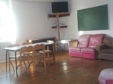 Gîte agréé JS/EN + Maison d'habitation attenante, meublés et équipés
Le gîte : 58 lits, 15 chambres, 2 salles d'activité, salon, cuisine professionnelle, terrasse, terrain d'1,3ha, accès en bus. 
Maison sur 3 niveaux: au rdc bureau et studio de 30m2, et sur 2 niveaux logement équipé 3 chambres. 
Affaire à développer, idéal pour un couple ou un groupe de personnes motivées. Peut convenir à différents projets: hôtellerie classique (après quelques aménagements), accueil de groupes de randonneurs, de cyclistes, cousinades, etc. mais aussi accueil de classes, de colos, MECS, etc. Station de ski à 15 kms (Les Monts d'Olmes), à 6kms grand site de France visité toute l'année (Château de Montségur). 
Fort potentiel. Le chiffre d'affaires a volontairement baissé ces trois dernières années pour cause de retraite (actuellement aux alentours de 100 000 euros)
Prix : 405 000 euros
Dernière commission de sécurité: avril 2025