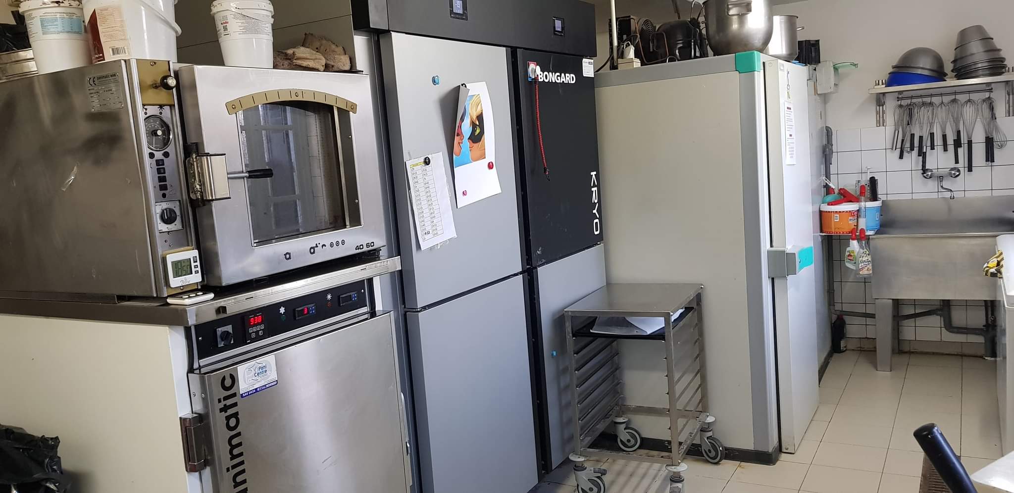 URGENT CAUSE SANTE !  80 000,00 EUROS 27% DU CHIFFRE D’AFFAIRES ! A vendre boulangerie pâtisserie snacking, licence IV et tabac (possibilité de l’arrêter), possibilité restaurant, bar tabac…., gros potentiel !
FERMETURE SAMEDI ET DIMANCHE. Ouverture du lundi au vendredi 7H00 19H00. 6 semaines de congés annuel.
1 vendeuse temps plein. 1 pâtissière 38h50.
FOUR AU FIOUL très bien entretenu, COMPTEUR BLEU
Travail avec le passage et les usines aux alentours Axe routier national 10. Grand parking.
Contrôle Véritas février 2025 vierge. 
Bail jusqu’en septembre 2027.
Loyer 1804,50 + charge env. 100 €
10 quintaux.
Chiffre d’affaires 300 645 Euros.     Prix de vente 80 000 €.
Possibilité d’acheter les murs via les propriétaires.
Très bonne affaire avec plein de possibilités, beaucoup de potentiel et de développement possible. Belle salle de snacking pouvant accueillir 14 personnes + terrasse d’environ 20 personnes.
Grande surface de vente, machine à café, vente de produits artisanaux et locaux et vente de produits de première nécessité qui peut être développée.
Vente du journal de la région mais la presse peut être développée également.
Labo pâtisserie et snacking, 1 fournil, vestiaires homme et femme avec WC. La disposition est faite en sorte que la marche en avant soit respectée. Tous les compresseurs froids ont moins de 6 ans sauf vitrine snack et une chambre de fermentation. Les cuves à fioul sont aux normes avec une réserve toute utilité.
Pour plus d’informations et de photos n’hésitez pas à nous contacter.
Labo pâtisserie :
Congélateur surgélateur Bongard 4 portes de 2020.
Chambre froide d’environ 6m2.
Tour réfrigéré 4 portes.
Four ventilé 4 plaques Panimatic.
Étuve Panimatic 12 plaques.
Batteur 20L.
Lave main à cellule.
Congélateur bahut.
2 fenêtres vue sur la vallée.
Chauffe-eau de 2023.
Fournil :
Pétrin Phebus de 40 litres de pétrissage axe oblique.
Diviseuse JAC rectangulaire 20 pâtons.
Façonneuse Bongard.
Repose pâtons JAC BM230.
2 chambres de fermentation contrôlée Panimatic.
Plan de travail bois avec laminoir Panirecord.
Four Bongard Cervap à fioul avec système de buée refait avec adoucisseur.
Lave main à genoux.
Porte sur extérieur et 2 lucarnes.
Couloir :
3 congélateurs portes.
Petite réserve ou possibilité d’en faire une douche (déjà installée).
Vestiaire homme avec toilettes
Vestiaire femme avec toilettes
Boutique :
Vitrine négative de vente.
Double vitrine positive.
Vitrine à boisson.
Vitrine pâtisserie 1m30 de long.
Vitrine viennoiseries 1m30 de long.
Vitrine snacking 2m10 de long.
Rayon à pain en fer forgé.
Microns ondes.
2 climatiseurs réversibles.
Point d’eau avec évier.
Trancheuse à pain.
Un meuble vitrine pour les produits locaux.
2 meubles vitrines.
Machine à café libre-service (café grain) sans contrat appartenant à la boulangerie.
À l’entrée un bar.
Une réserve arrière-boutique pour tabac, boisson, emballage…. Qui descend sur un grand garage (personnel) avec un ancien caisson actif pour stockage sec et celui-ci dessert une pièce pour le stockage de 2 grands congélateurs bahuts pour la boulangerie, et une grande pièce pour le stockage de la boutique (matériel éphémère …)
Porte d’entrée et de sortie vitrées et 3 ouvertures de murs vitrées.
Très belle luminosité.
Salle de snack :
Capacité 14 places.
Grande baie vitrée double porte sur terrasse. 
Côté personnel (environ 110m2) :
Belle habitation qui est attenante à la boulangerie mais avec entrée personnelle séparée et distincte.
La liaison entre le perso et le pro se fait par une pièce d’eau et WC.
3 chambres.
1 SDB baignoire avec WC et velux.
La cuisine et salle à manger est en contrebas du salon et donne directement sur une terrasse d’environ 40m2 sans vis à vis avec vue dégagée.
Pièce attenante à la cuisine (qui peut servir de buanderie).
Pièce chaufferie avec chauffage fioul et cave.
Le tout sur terrain d’environ 4000m2 reparti entre parking, jardin (env. 500m2) et clôturé et terrain attenant.
Système d’épuration en fosse septique accessible.
Grand portail qui permet de rentrer les véhicules dans le jardin.
Ensemble propre et entretenu.
Grenier non isolé sur toute la longueur du bâtiment.