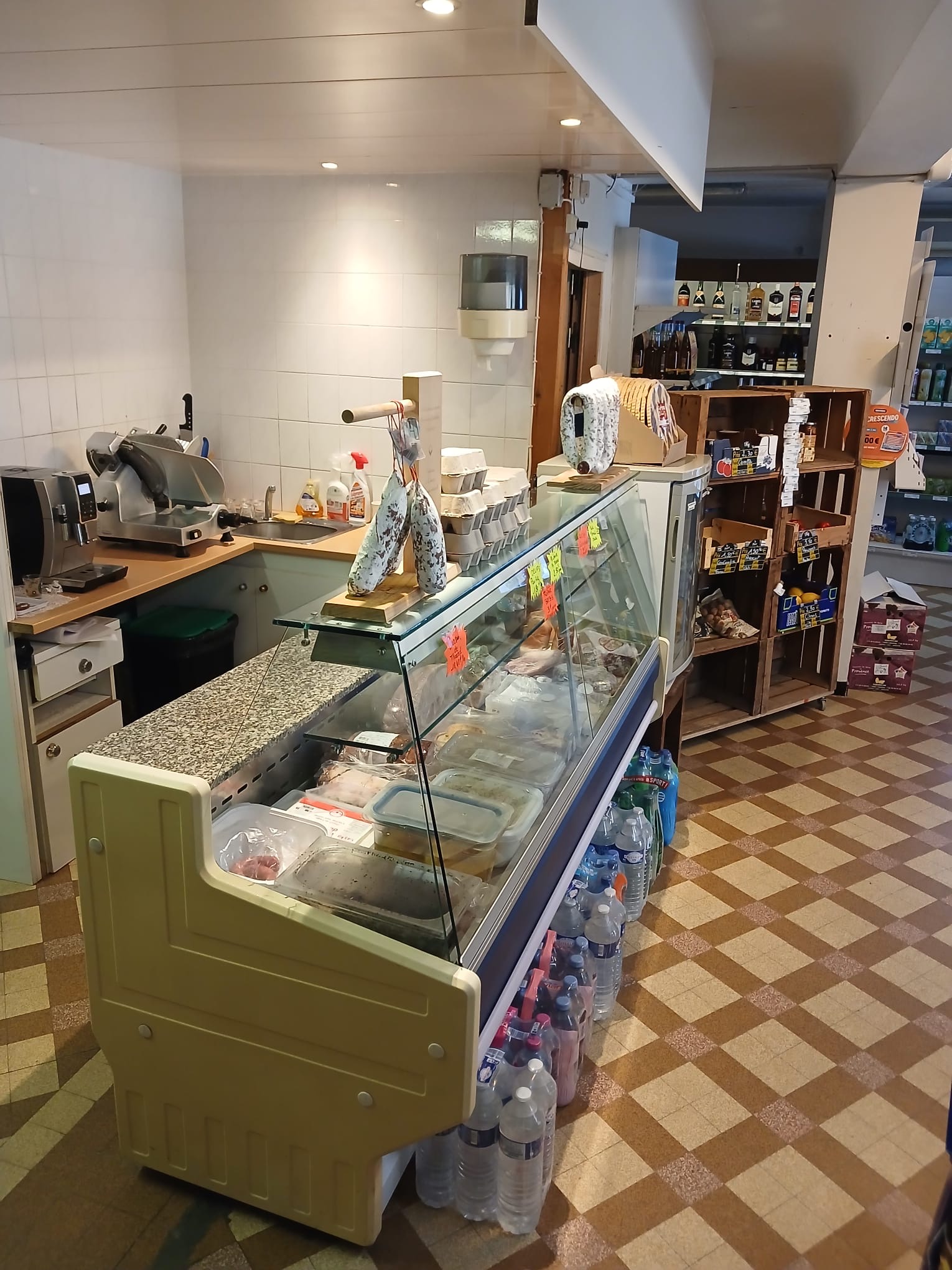 À saisir Fond de commerce 
Clientèle assidues, seul tabac au alentours de 20km, village de 550 habitants avec école primaire et maternelle, collège, maison de la santé, pharmacie…

Magasin d’une cinquantaine d’années.

Presse, alimentation, tabac, fdj. 

Fond de commerce idéal pour un couple ou petite famille. 
Possibilité logement de fonction compris dans la location des murs.