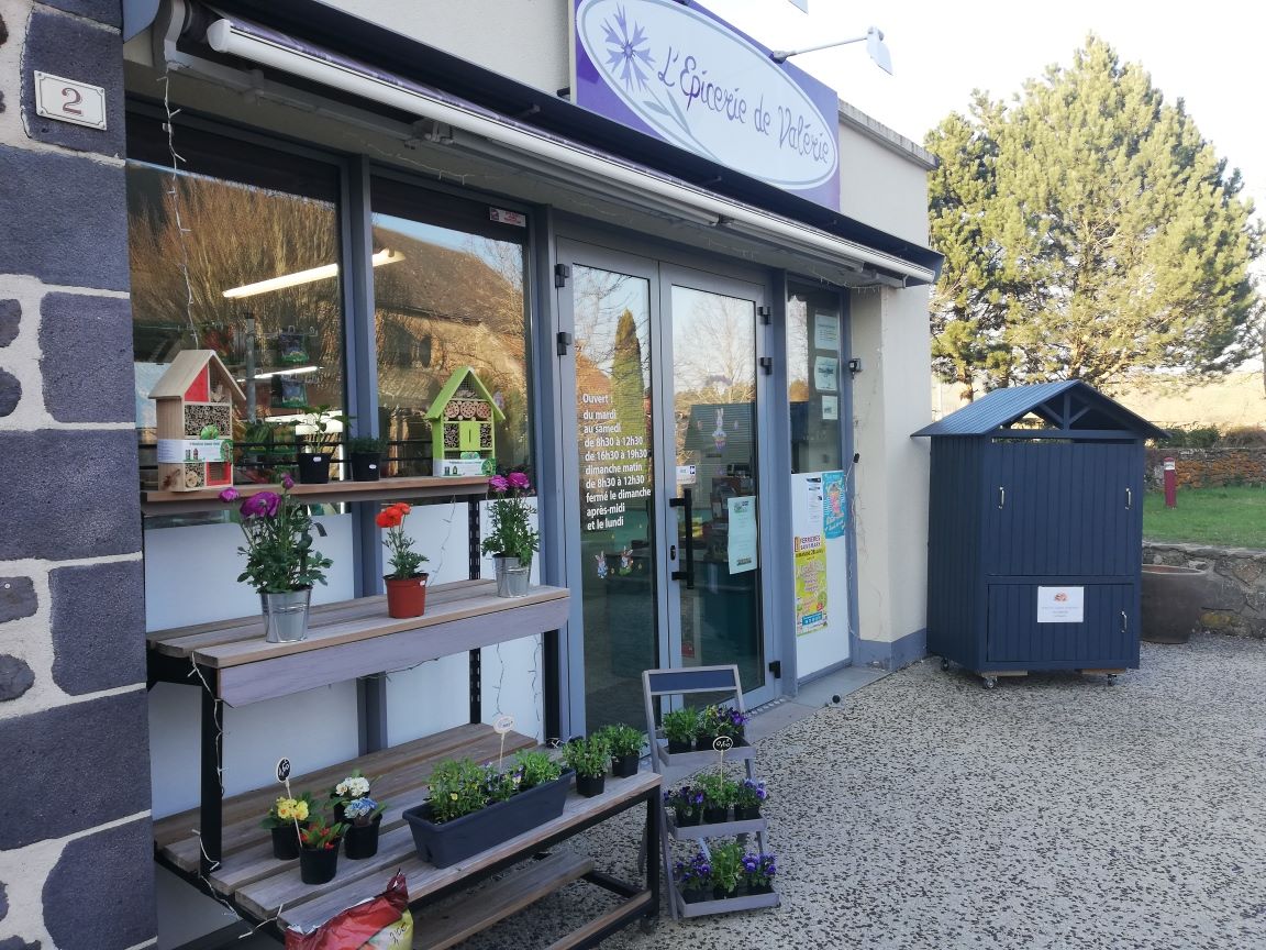 A vendre épicerie dans un village à 1000 m d'altitude.
Tournées aux alentours.